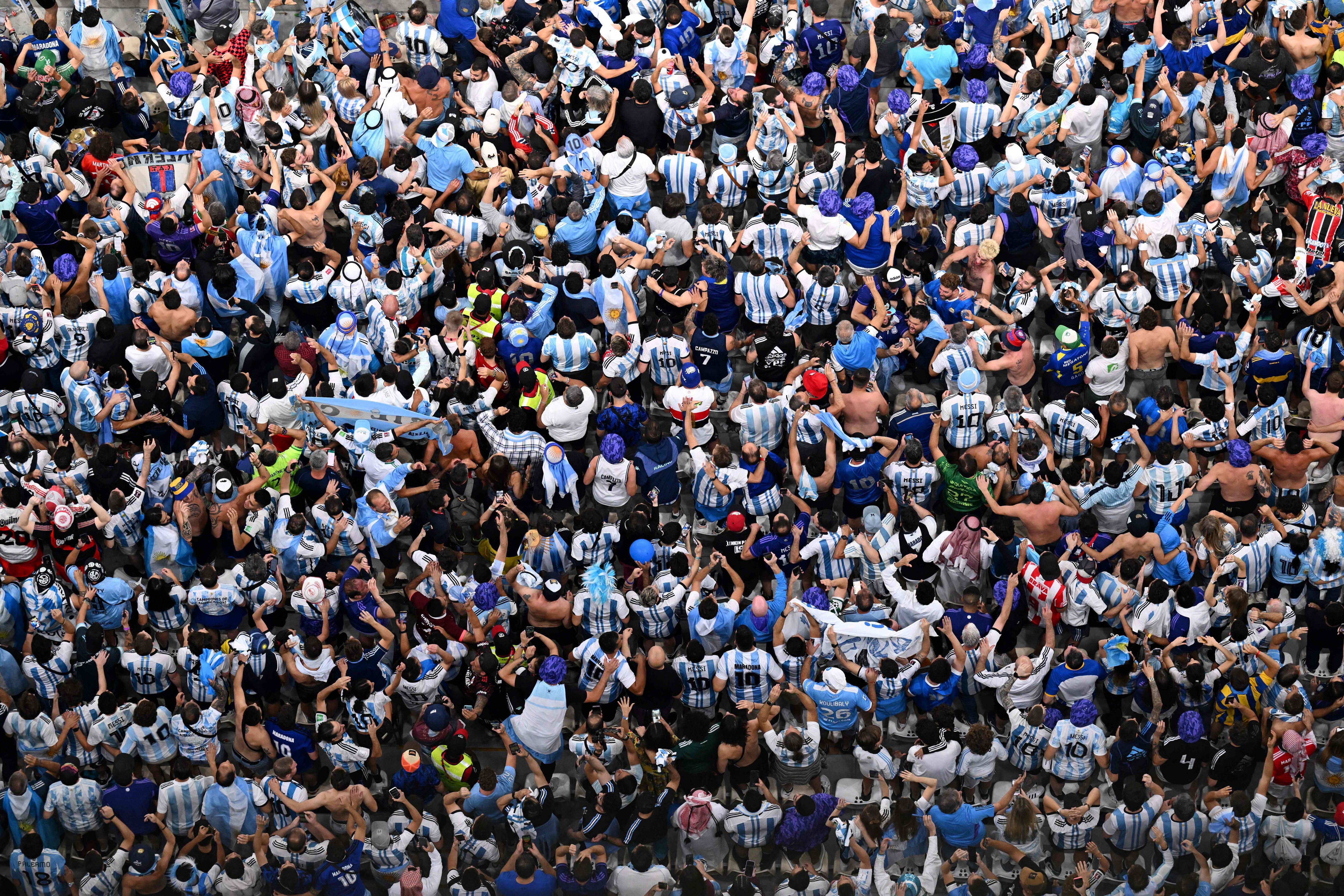 Fanáticos de Argentina con ilusión máxima la fuerte posibilidad de ser campeones del mundo. Pasó en el estadio, en cada rincón del país y en cualquier parte del planeta donde haya un seguidor de la Albiceleste.