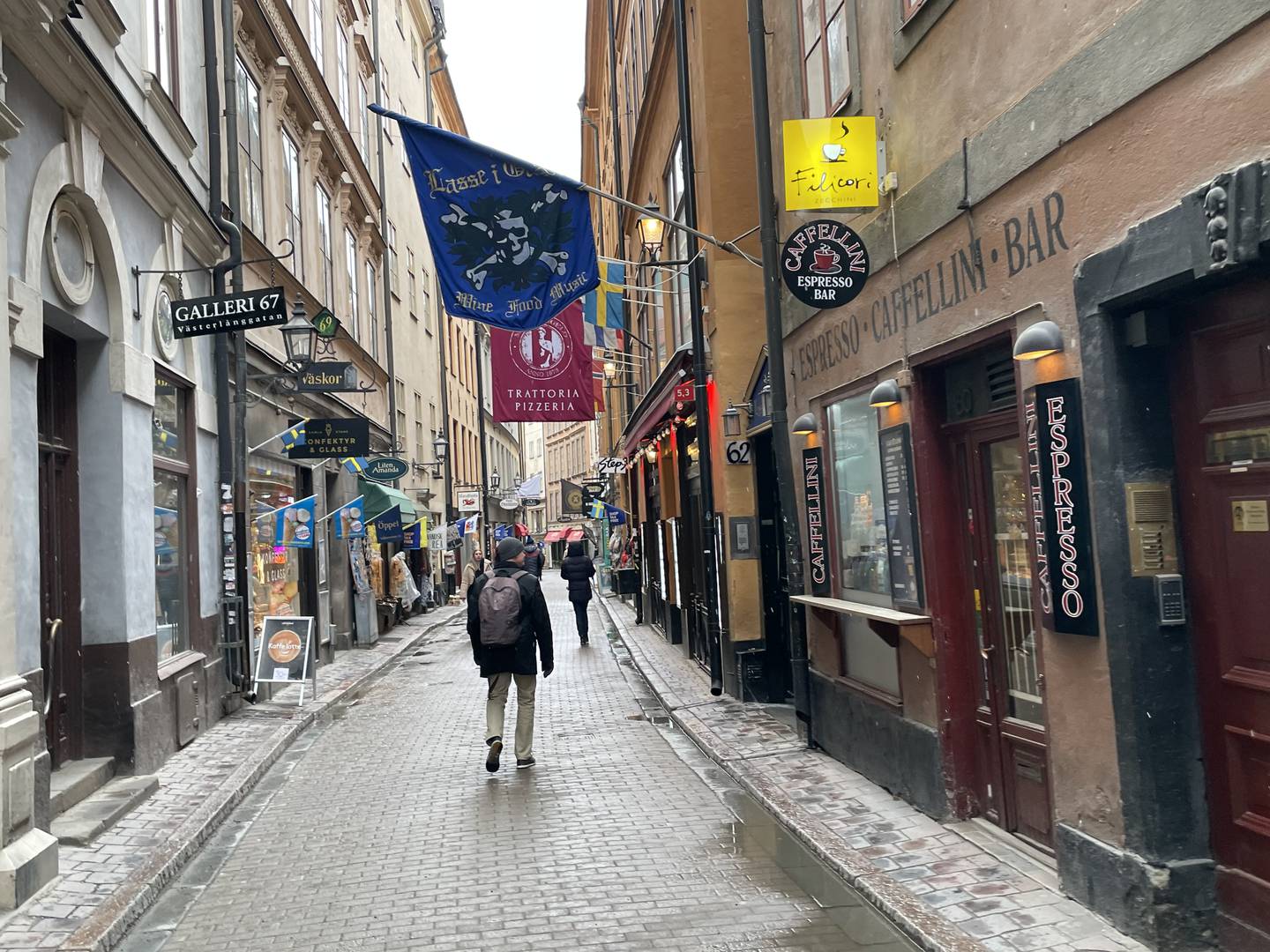 Una de las callejuelas en Gamla Stan, Estocolmo, Suecia.