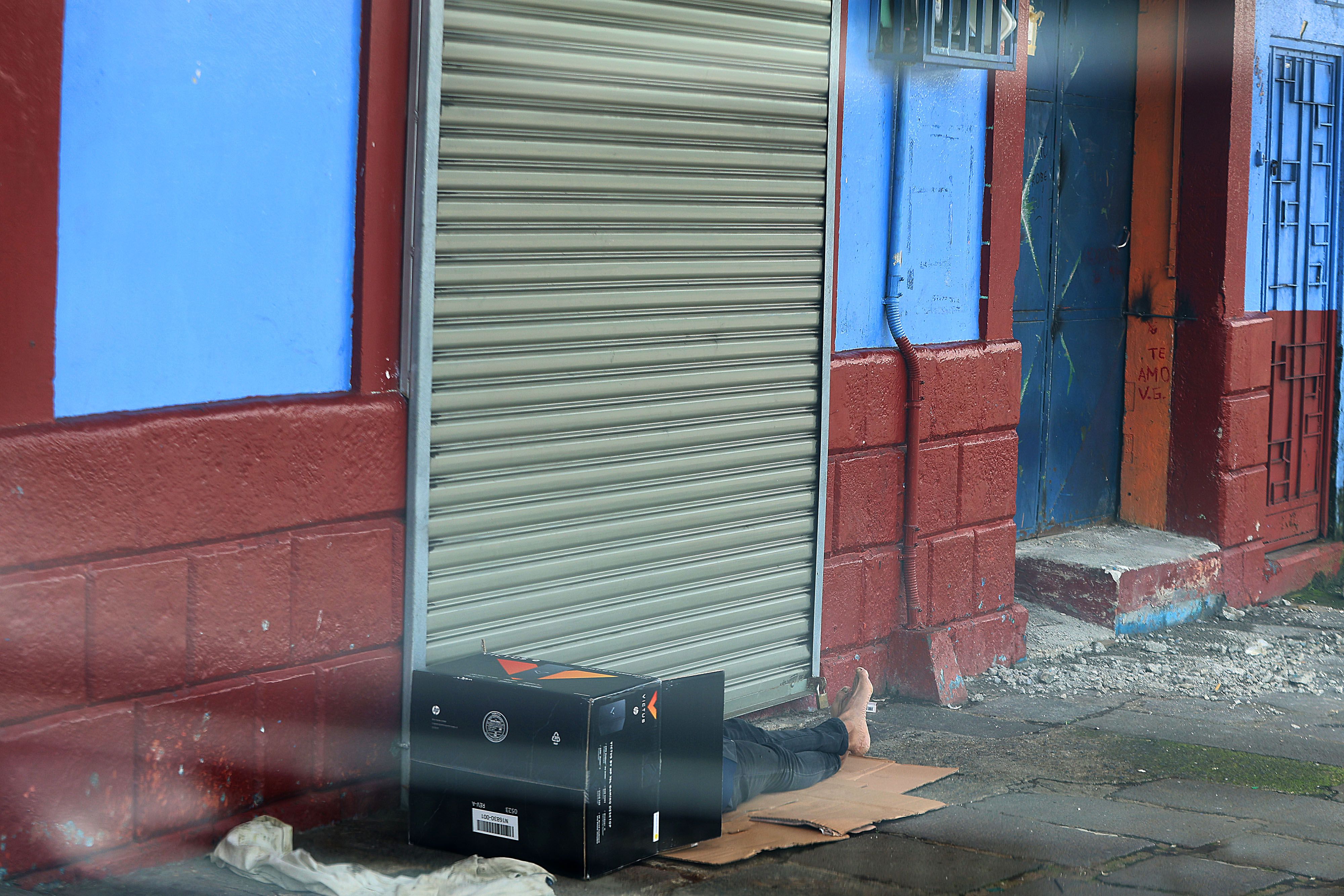 San José, calle 2. Un habitante de la calle duerme frente a la entrada de un comercio. 