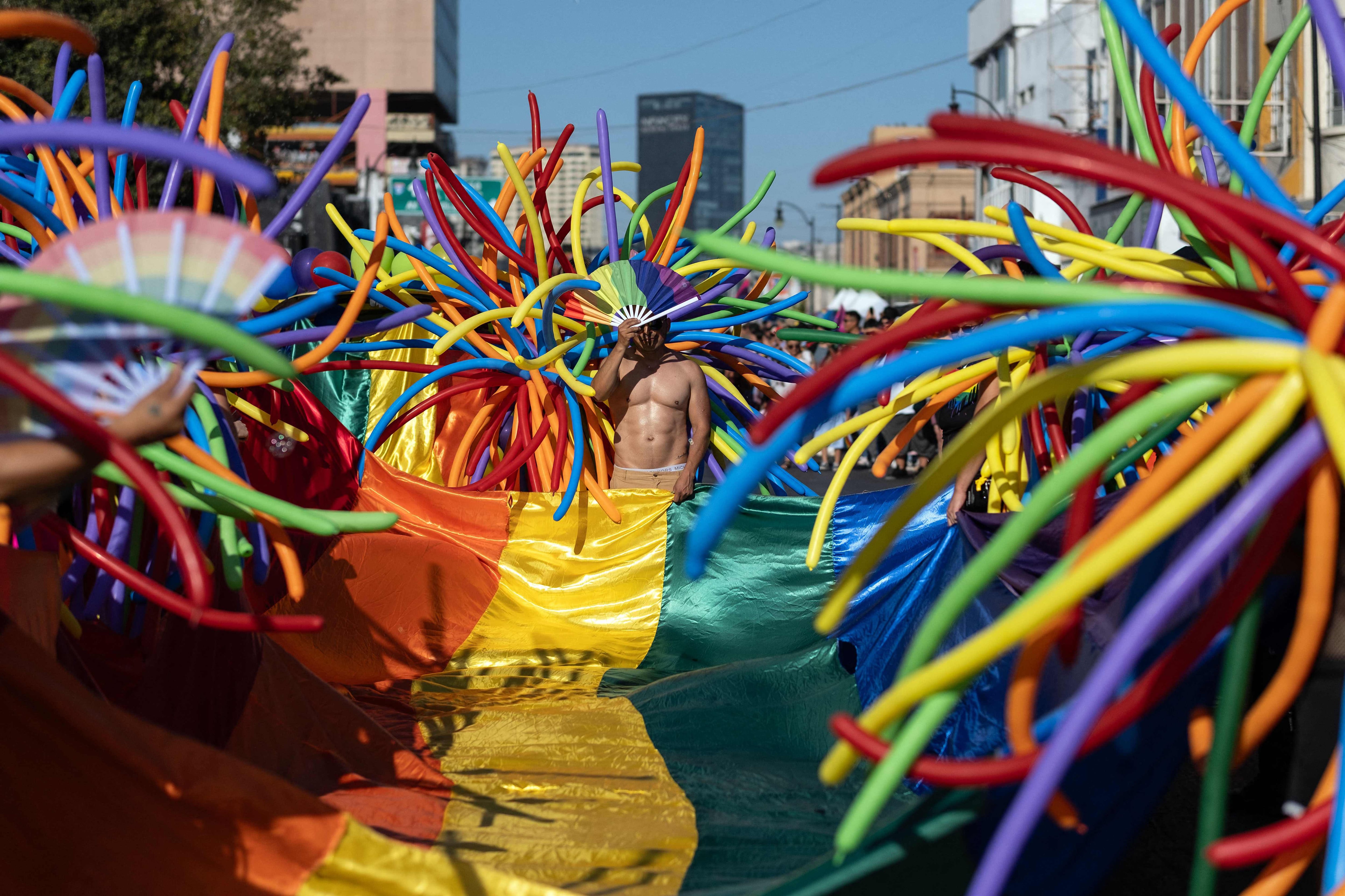 En Baja California miembros de la comunidad LGTBIQ+  participaron del desfile en Tijuana.  Muchos colores y arreglos de globos fueron parte de la caminata.