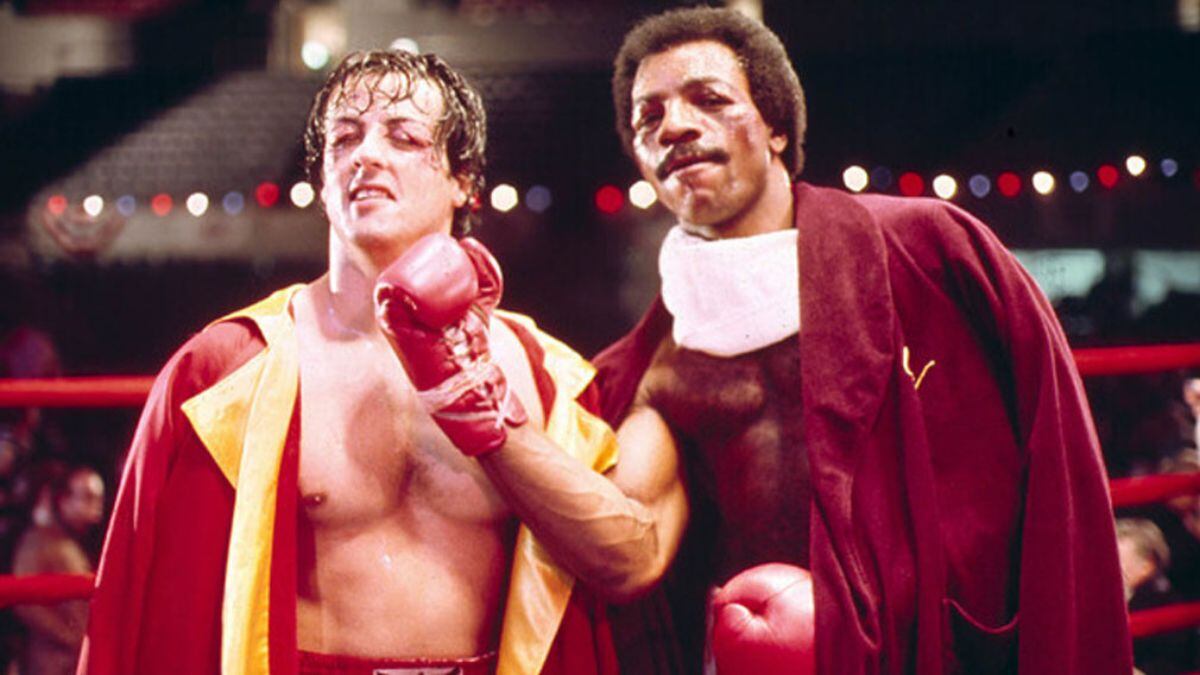 Carl Weathers, como Apollo Creed, en una de las cintas de 'Rocky'. Al lado aparece Sylvester Stallone, en el papel protagónico.