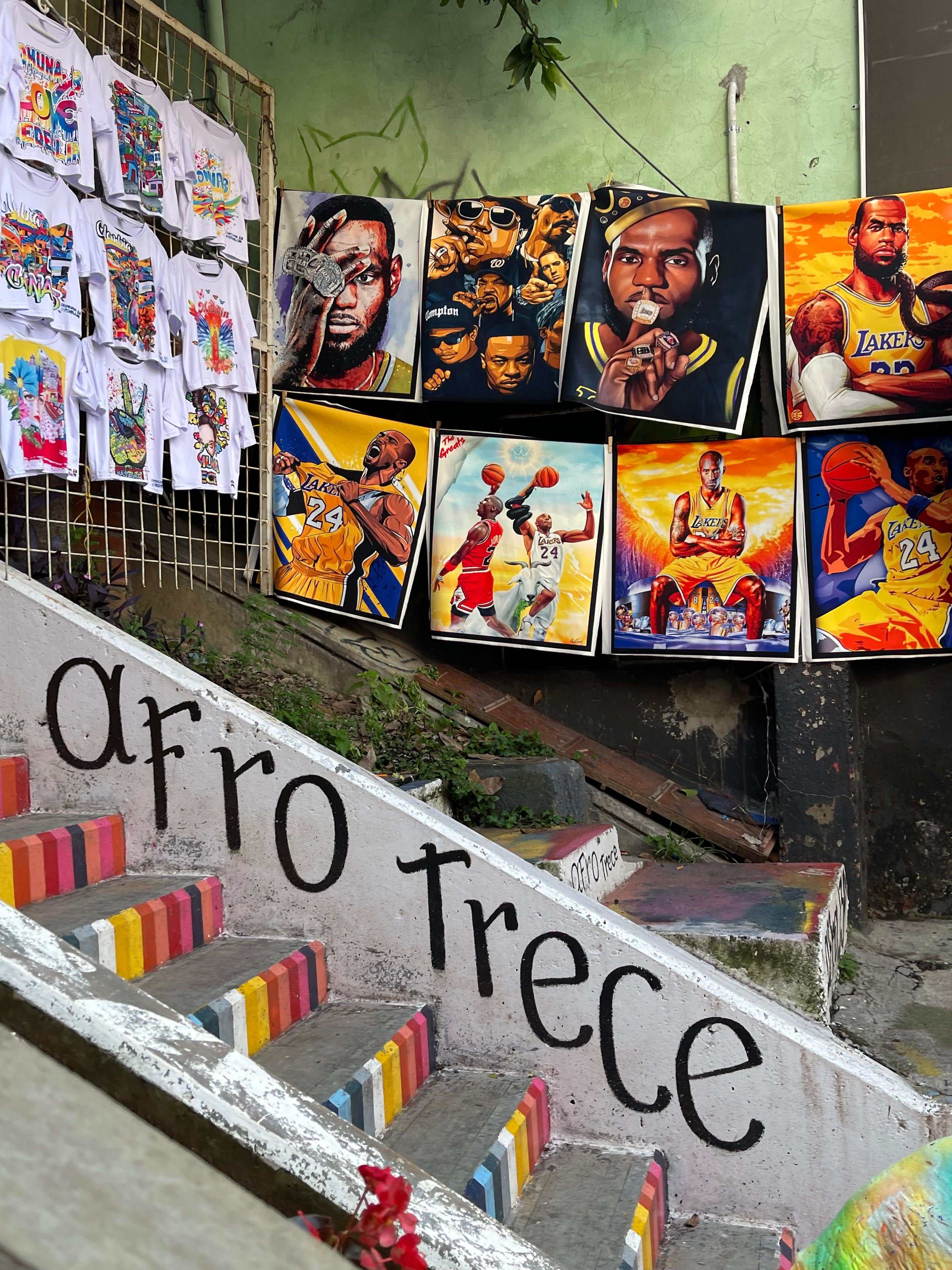 Comuna 13, Medellín, Colombia. La venta de camisetas y pinturas abunda en este sitio, incluso, junto a las escaleras eléctricas construidas en  el 2011.