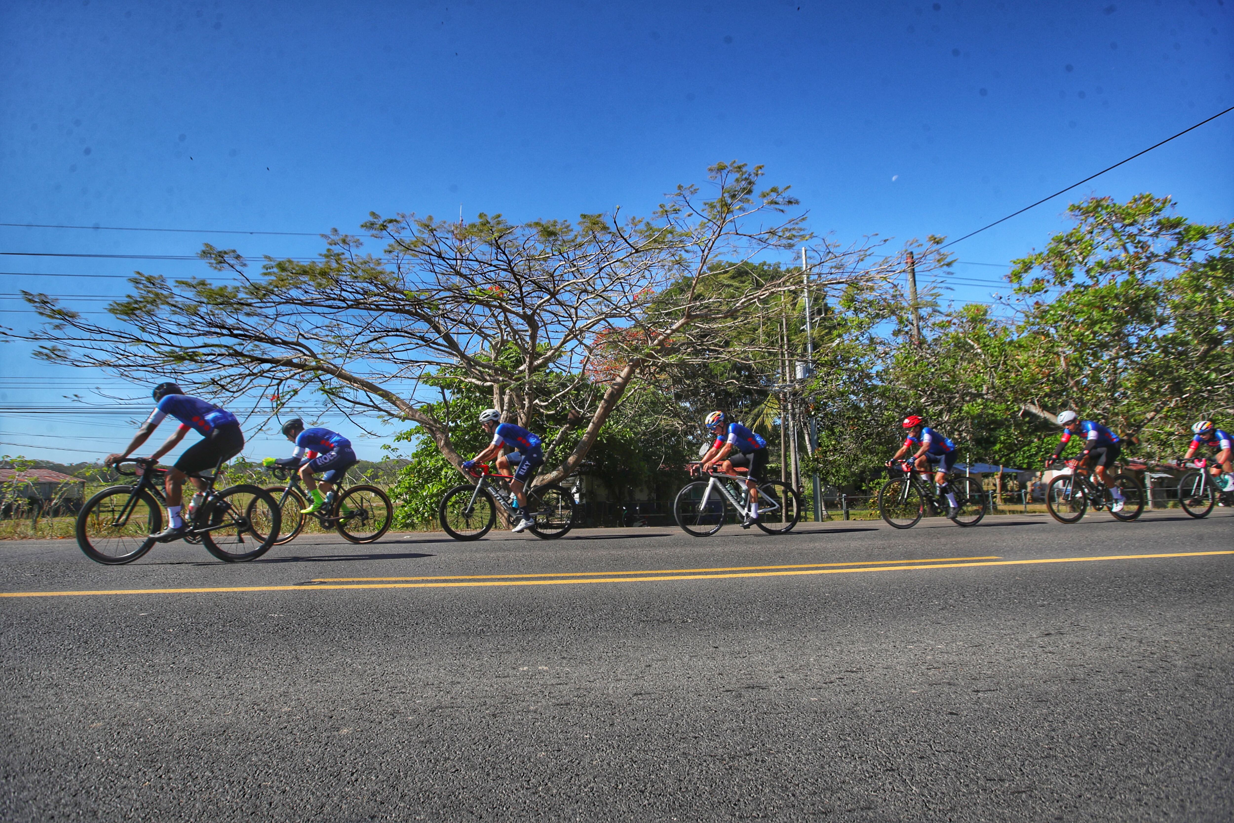 La alta temperatura y el calor sofocante acompañó a los pedalistas en la segunda parte de la competencia, Más aún en el trayecto entre Jacó y Quepos.