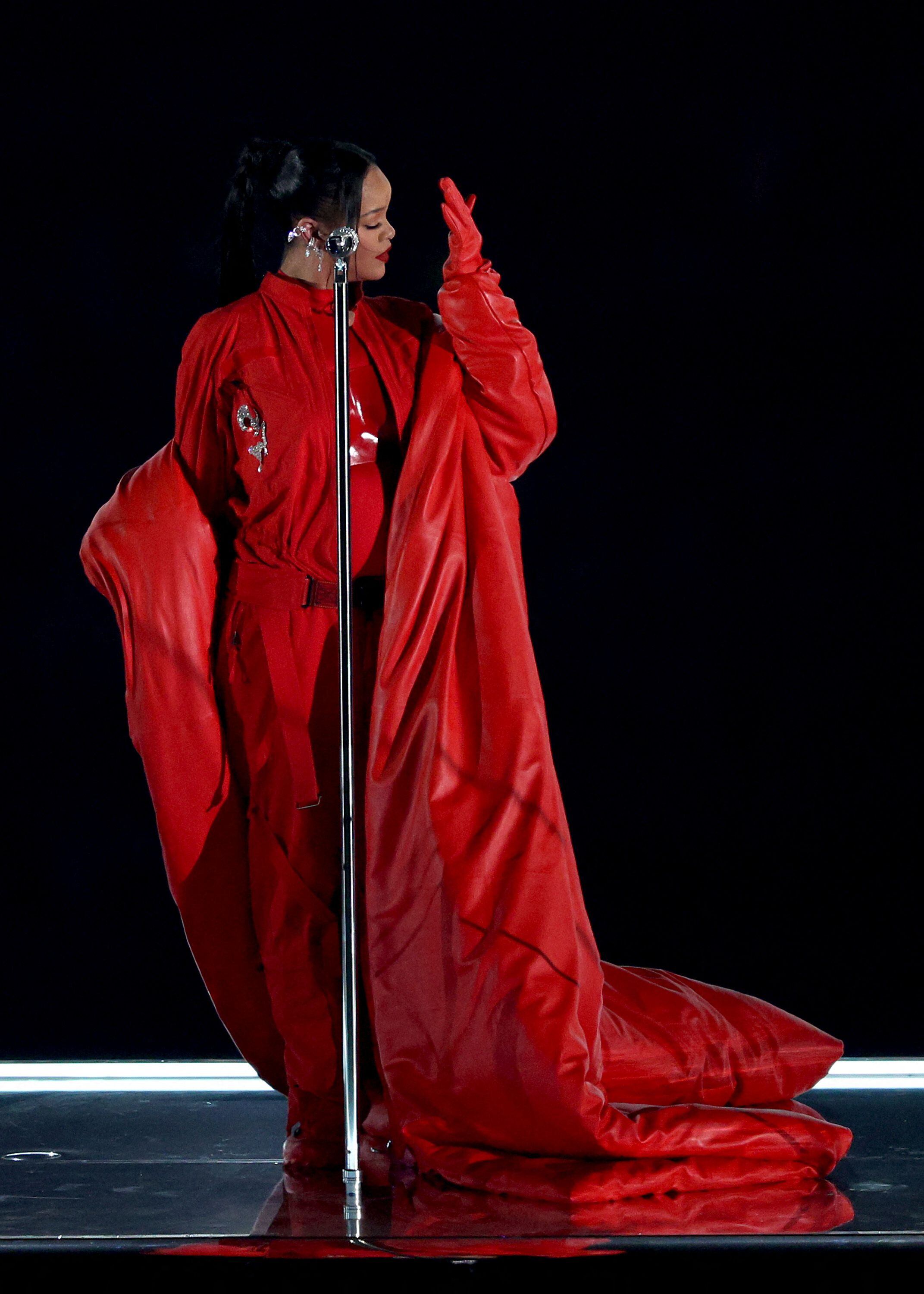 Rihanna no bailó tanto como es su costumbre, sino que se dedicó a hacer notar el talento vocal con el que cuenta.