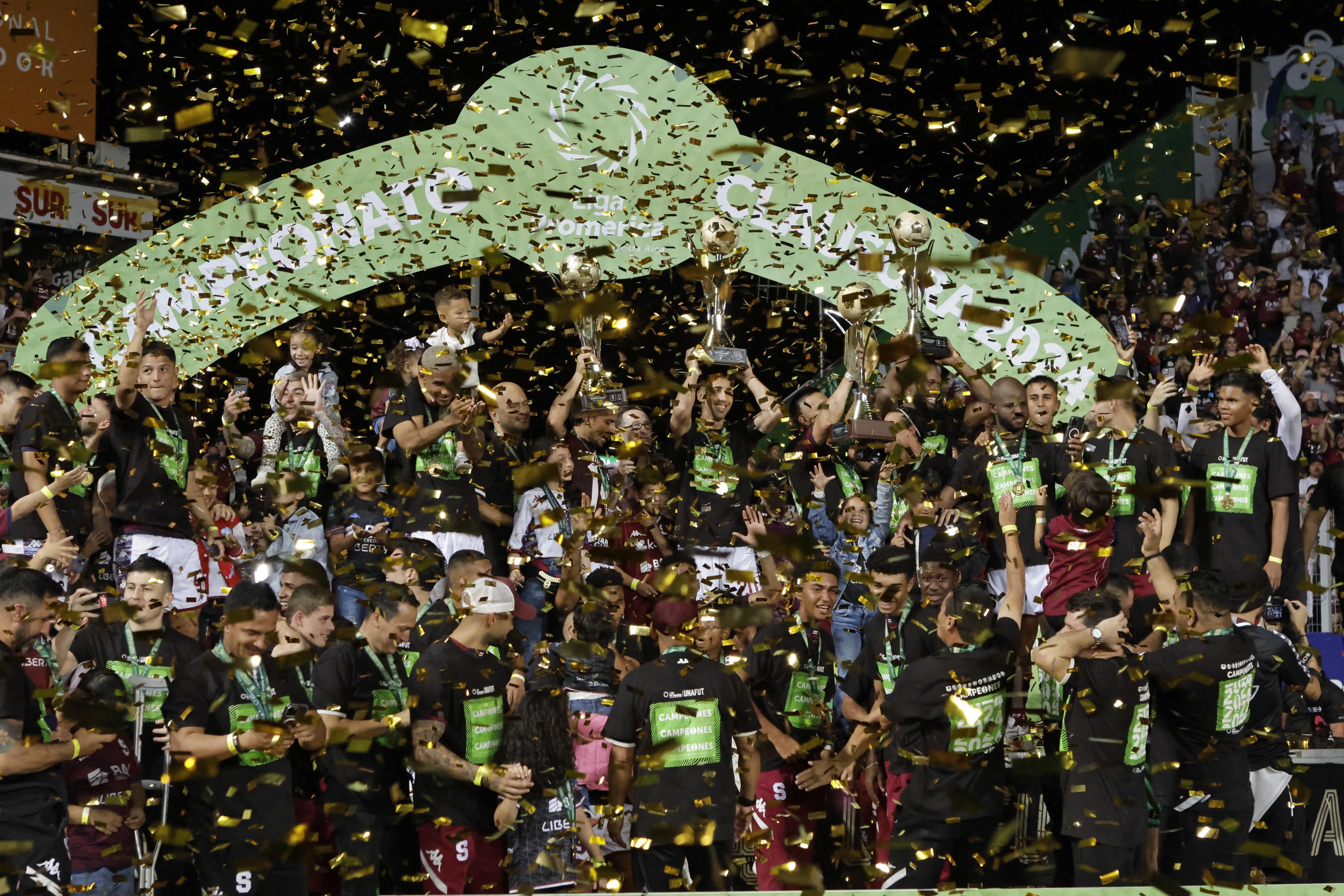 Saprissa se acostumbró a celebrar y en los últimos dos años nadie pudo frenar a los morados. Los tibaseños mostraron sus cuatro títulos al ganar el Torneo de Clausura 2024. 