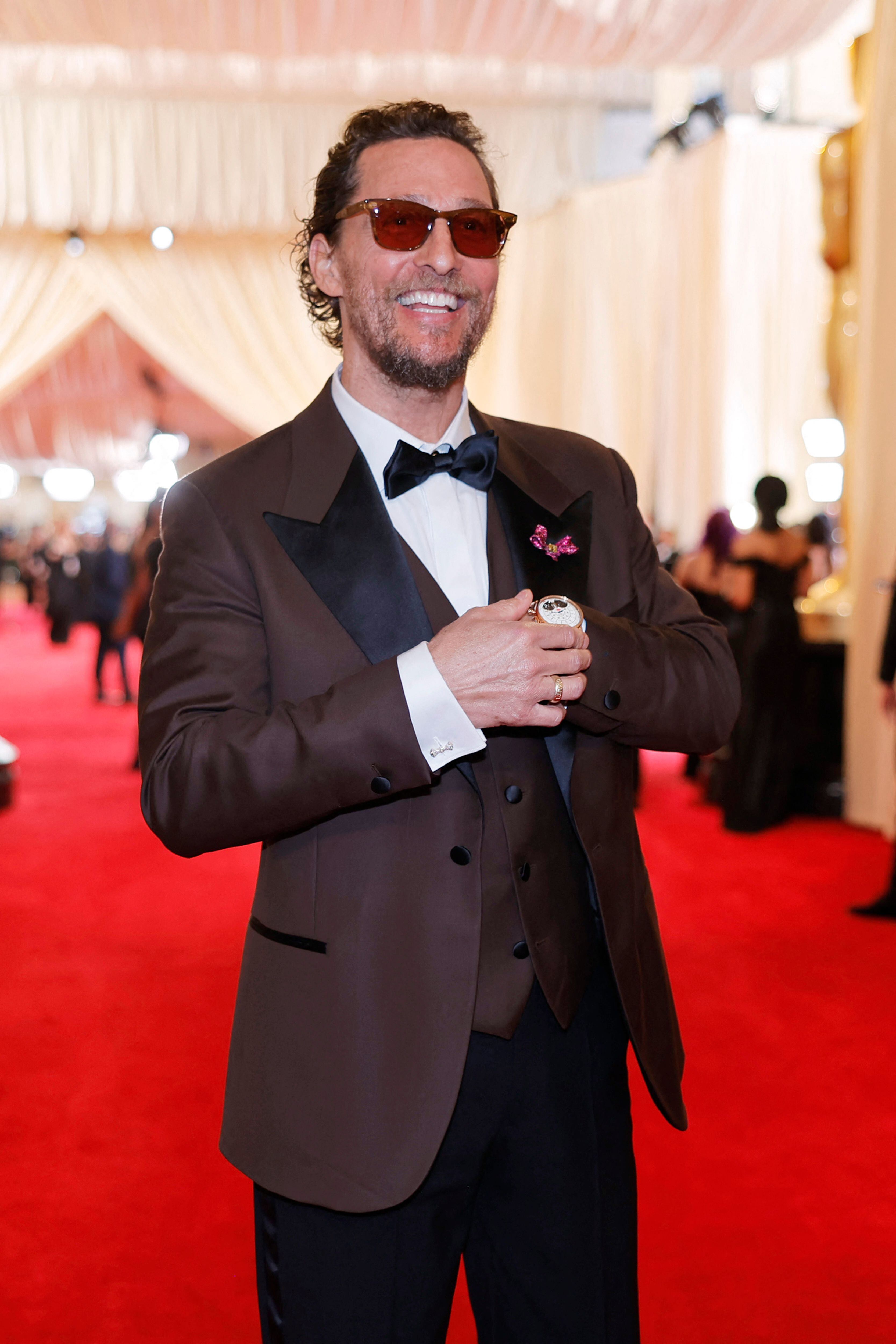 El actor Matthew McConaughey caminó por la alfombra roja con un traje negro y gafas de sol. El artista sonrió a lo largo de su camino hacia el Dolby Theatre.