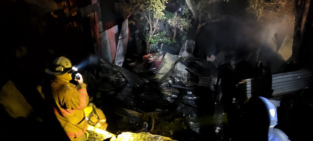 Incendio en Las Gradas de Copey, en Cinco Esquinas de Tibás se controló en cuatro horas. Foto MSP.