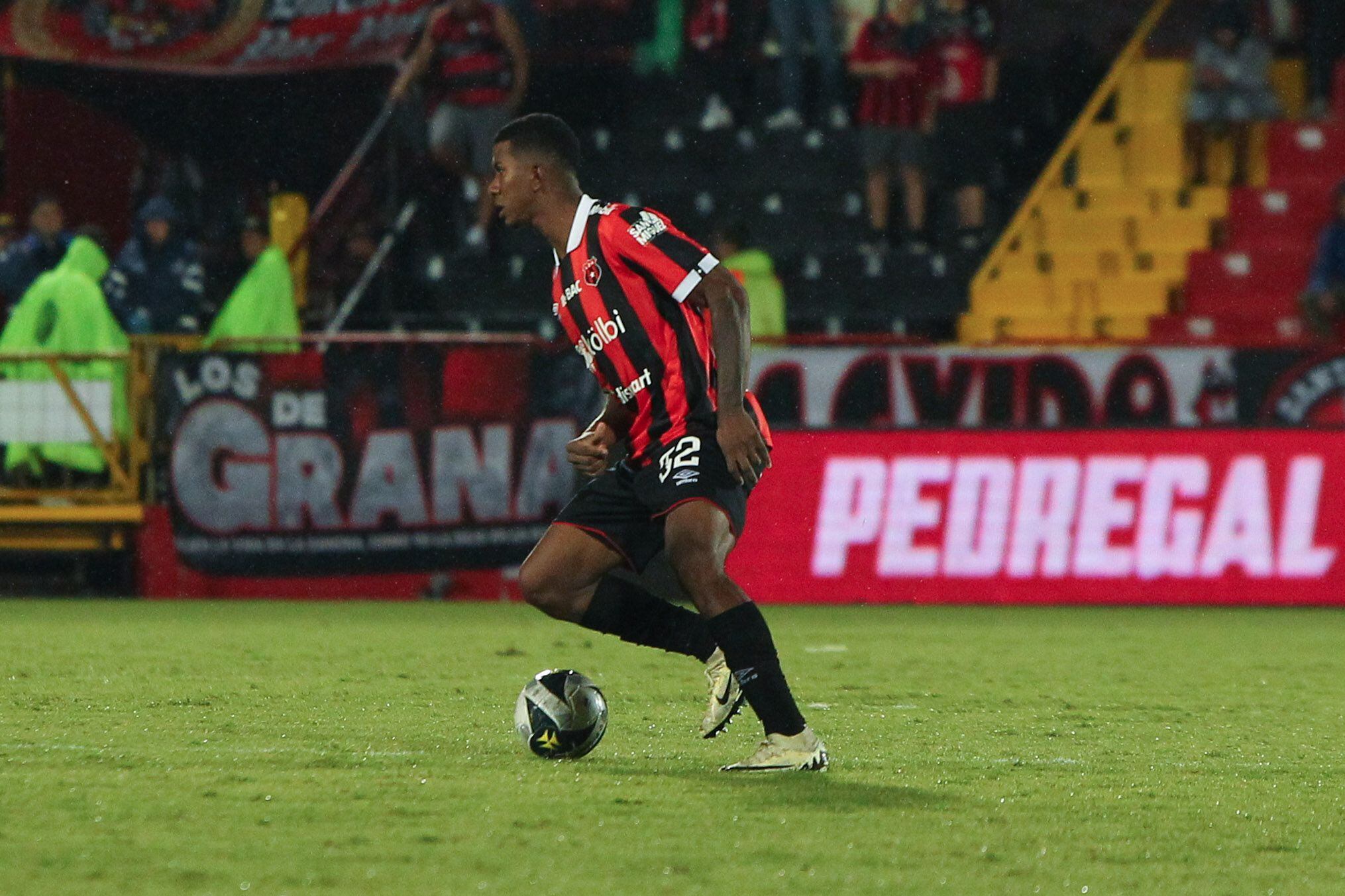Pocos meses en Liga Deportiva Alajuelense fueron suficientes para que Jeyland Mitchell diera el salto al fútbol de Europa.