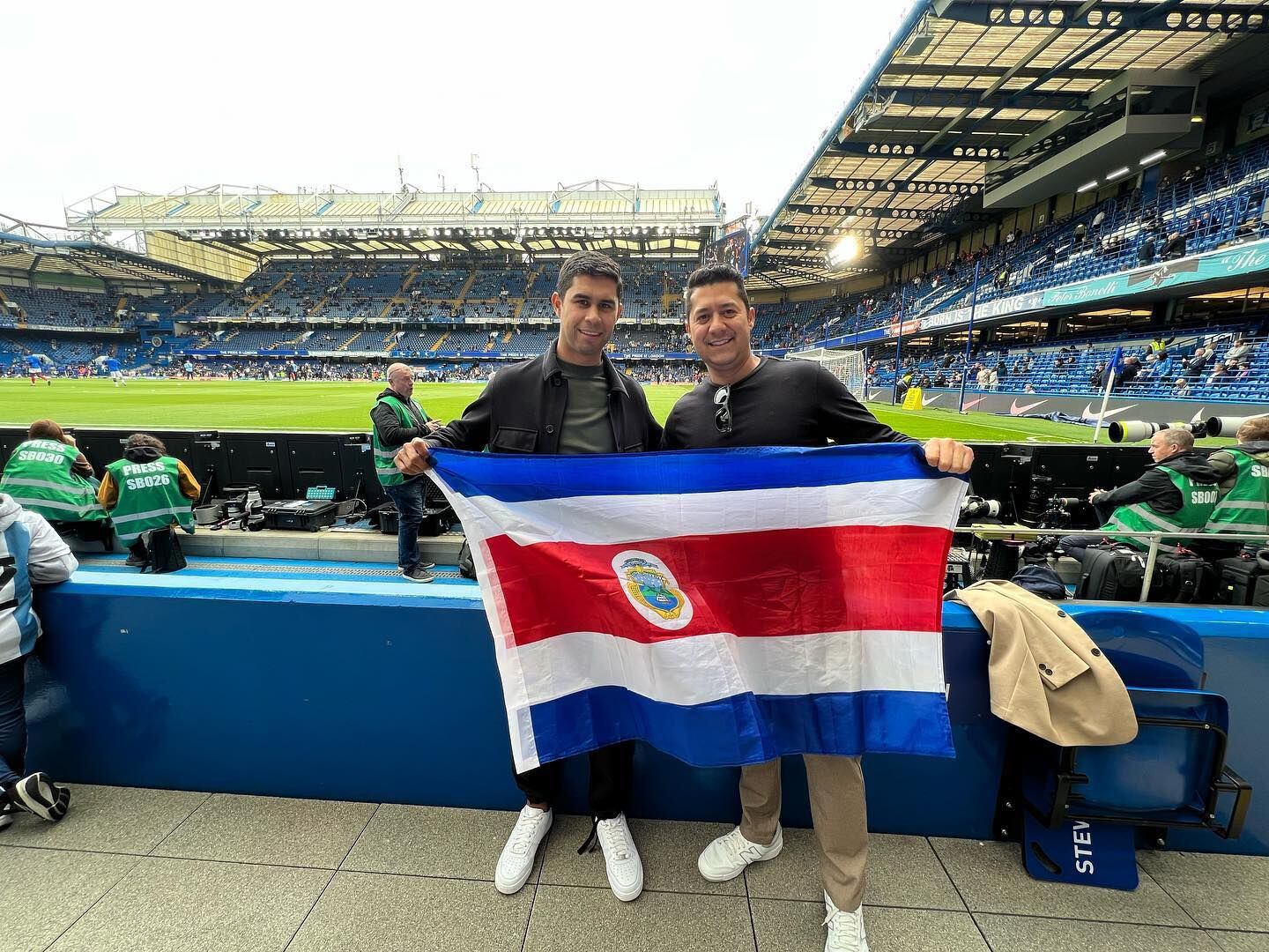 Luis Camacho y Andrés Gómez mostraron con orgullo la bandera de Costa Rica en Stamford Bridge.