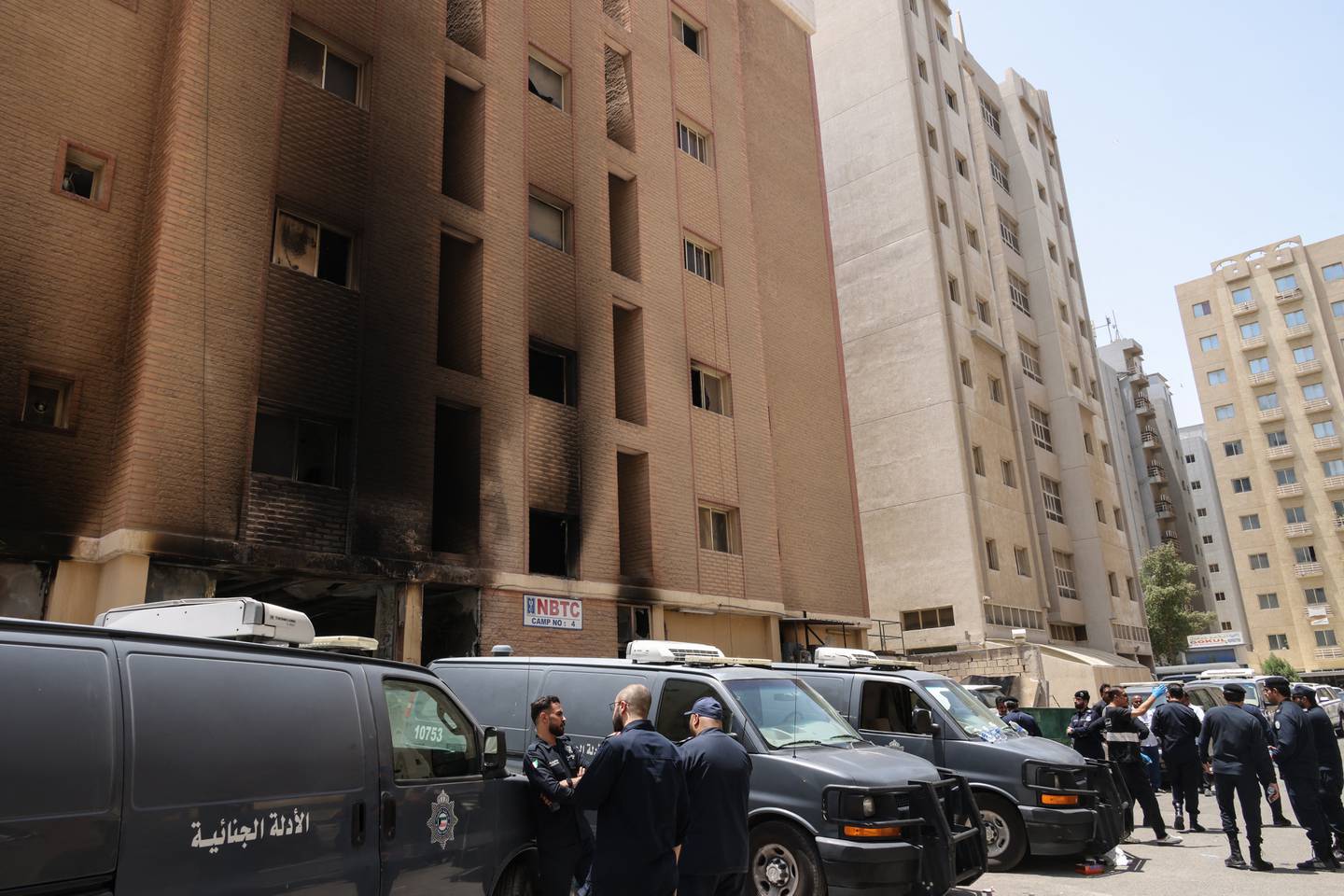 Al menos 49 personas murieron y una cuarentena de heridos resultaron del incendio de un edificio en el barrio periférico de Mangaf, al sur de la capital de Kuwait.