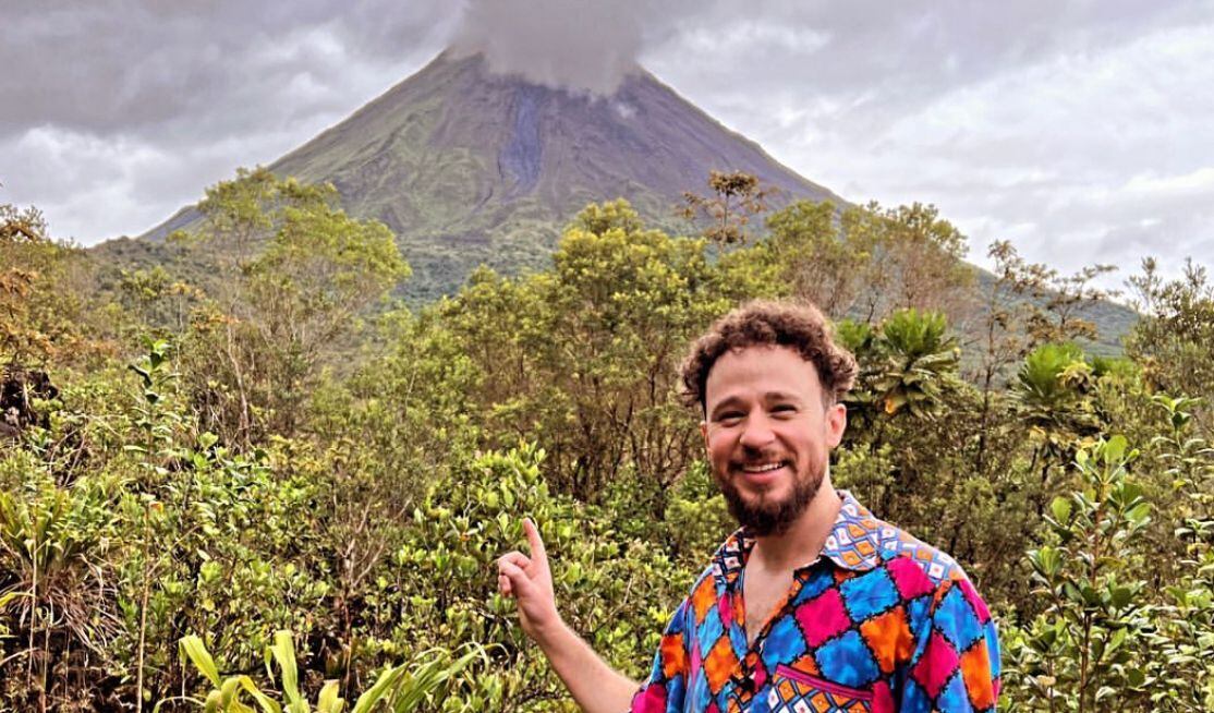 Luisito Comunica posa junto al majestuoso Volcán Arenal. Próximamente compartirá más videos sobre sus viajes en el país. Foto: Instagram