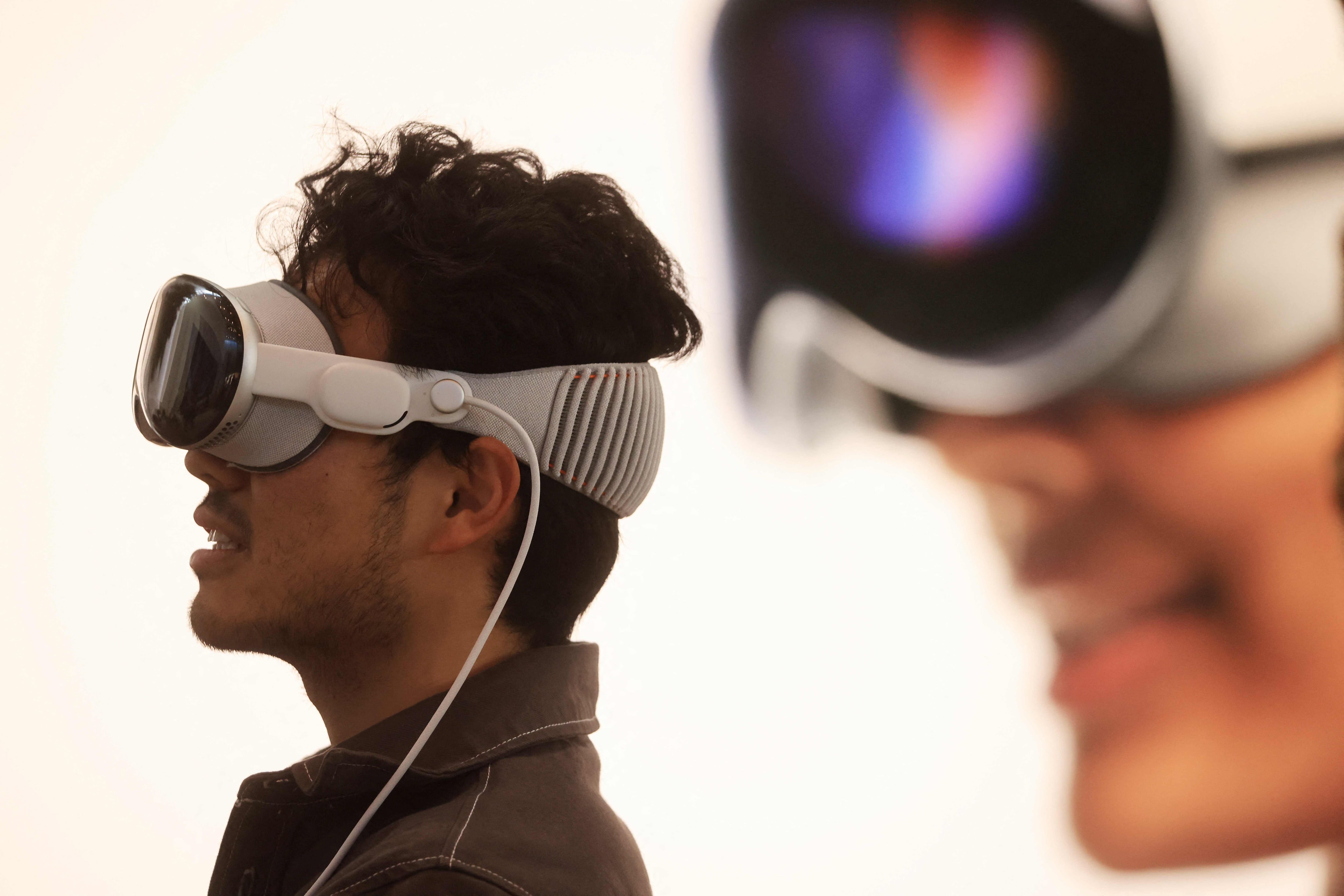 El Apple Vision Pro es un visor de realidad aumentada y virtual que promete revolucionar la interacción digital con una experiencia inmersiva y avanzada.