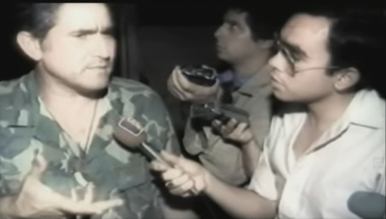 El periodista Nelson Murillo fue el único que alcanzó a entrevistar a Edén Pastora en la conferencia de prensa en La Penca.  A la segunda respuesta del Comandante Cero, estalló la bomba. Foto: Captura de video.