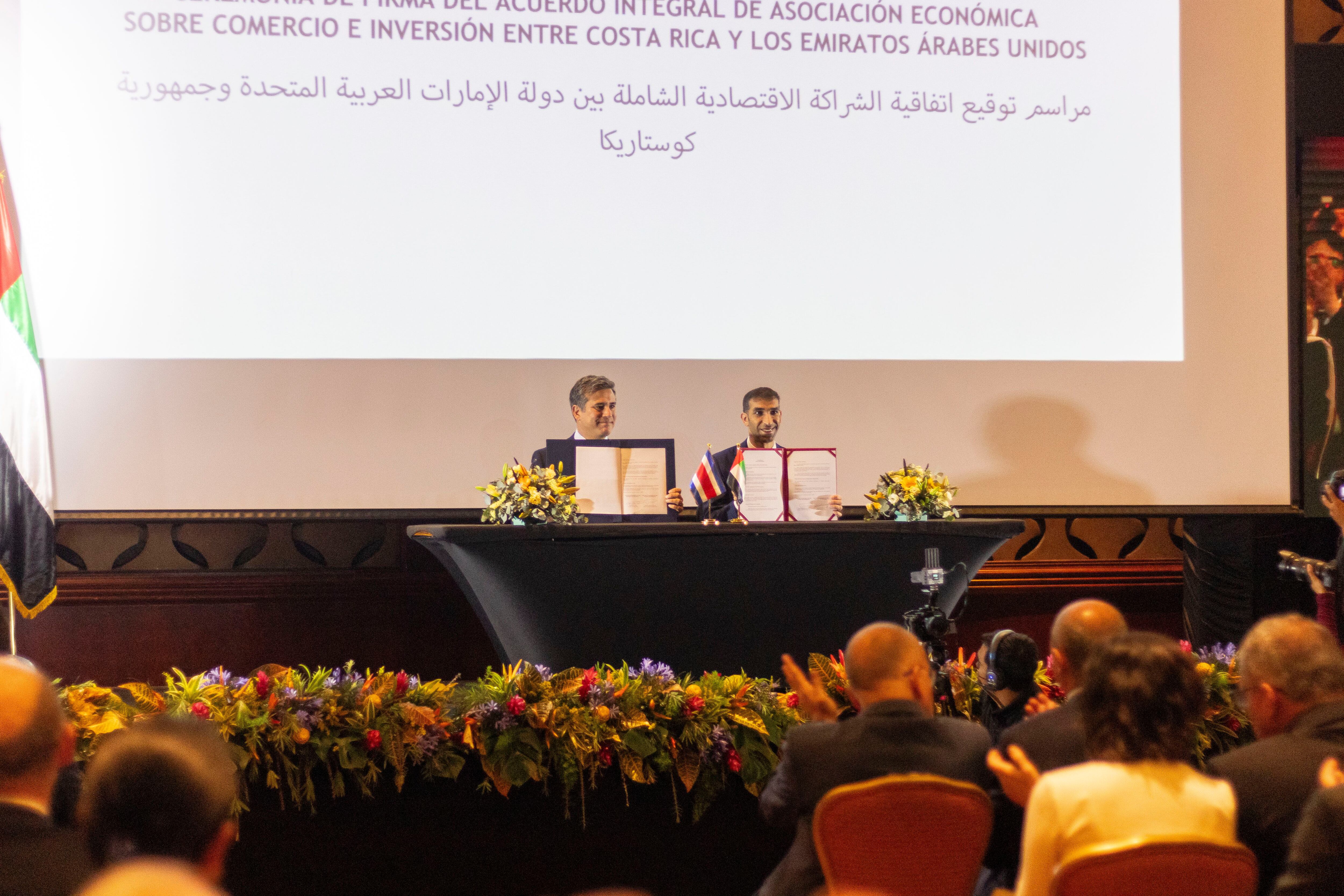 El 17 de abril se realizó la ceremonia de firma del acuerdo entre Costa Rica y Emiratos Árabes Unidos, en el hotel Intercontinental, en Escazú, San José.
En la fotografía, el ministro de Comercio Exterior de Emiratos Árabes Unidos, Thani bin Ahmed Al Zeyoudi, junto al ministro de Comercio Exterior de Costa Rica, Manuel Tovar Rivera.