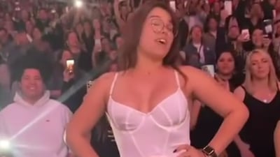 Mujer se despojó de su ropa en concierto de Ricardo Arjona. ¿Qué hizo el  cantante? | La Nación