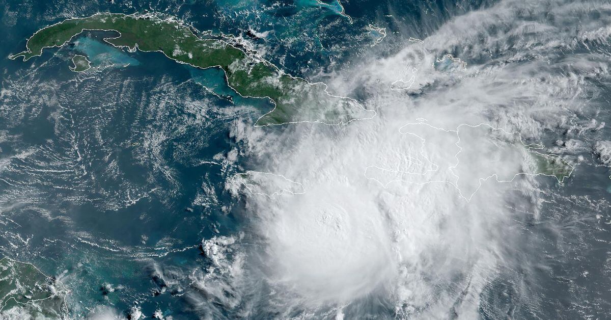 Esta imagen satelital obtenida de la Administración Nacional Oceánica y Atmosférica muestra al huracán Beryl el 3 de julio del 2024, a las 12:40 GMT, acercándose a Jamaica. (Foto: AFP)