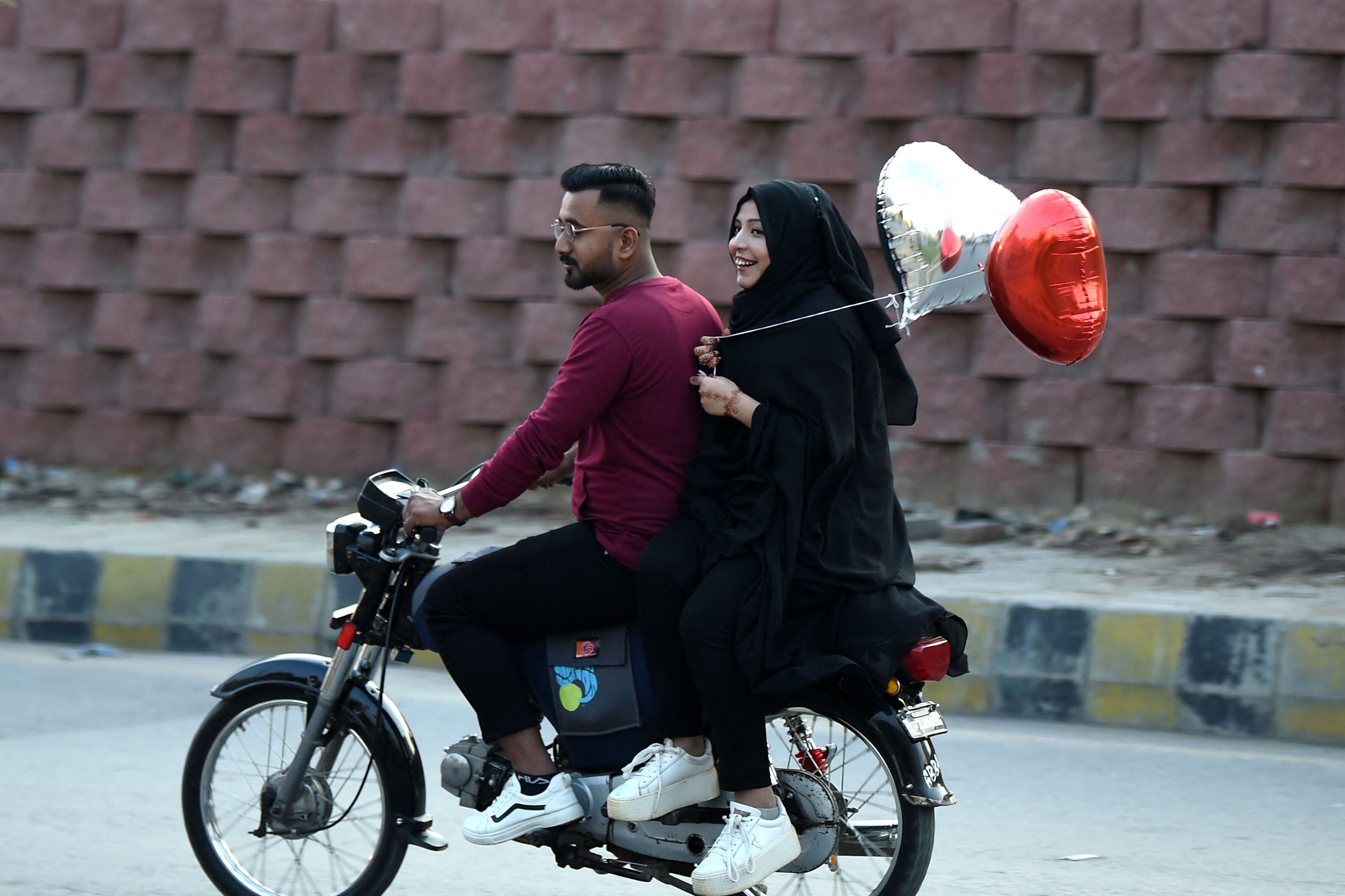 San Valentín es una celebración que no conoce fronteras. Esta pareja demostró su amor mientras viajaban en esta motocicleta en Karachi, Pakistán.




