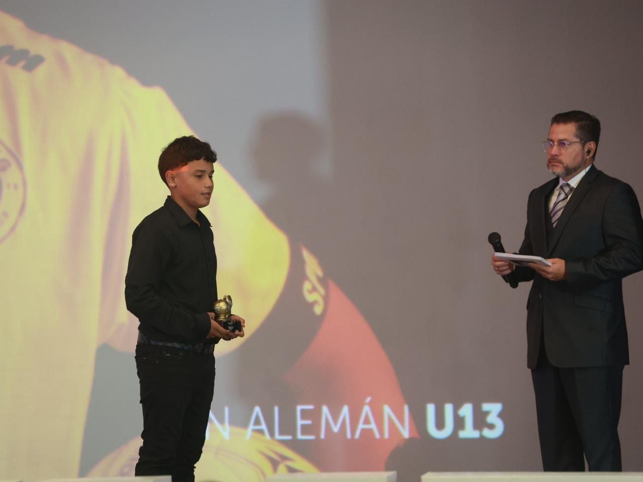 Ian Alemán juega en la U-13 de Sporting y fue el goleador en el Clausura 2024. Su papá, Allan Alemán, estaba en la premiación.