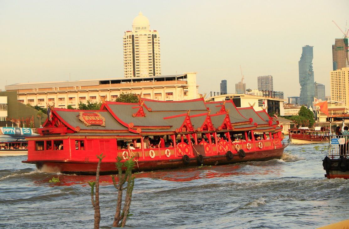 Una de las formas económicas para movilizarse por Bangkok es en los botes buses. Fotografía: José Retana