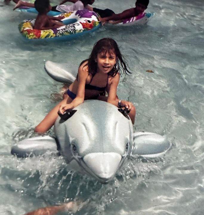 La presentadora y periodista de 'Buen Día', Thais Alfaro, disfruta desde muy niña los días de verano en la piscina. 