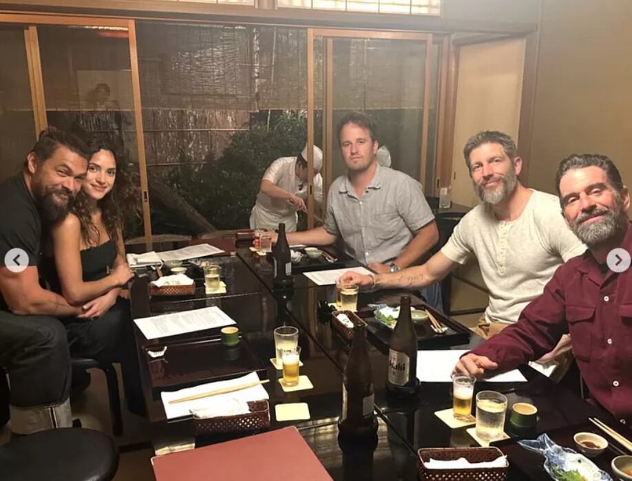 Jason Momoa y Adria Arjona viajaron a Japón donde departieron con varios amigos.