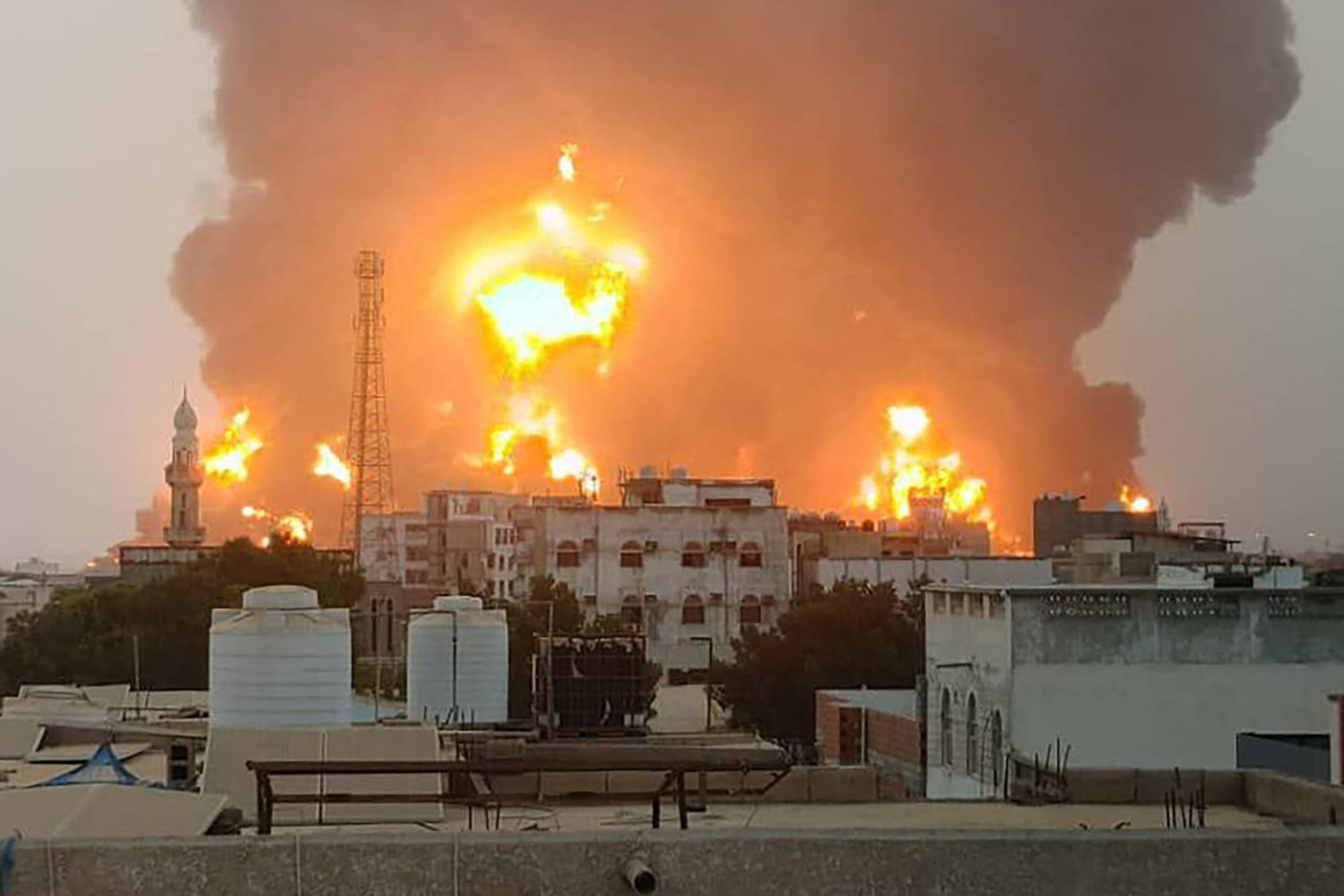 Una fotografía obtenida del Centro de Medios Huthi Ansarullah de Yemen muestra una enorme columna de fuego que estalla tras los ataques reportados en la ciudad portuaria de Hodeida, controlada por los rebeldes yemeníes.
