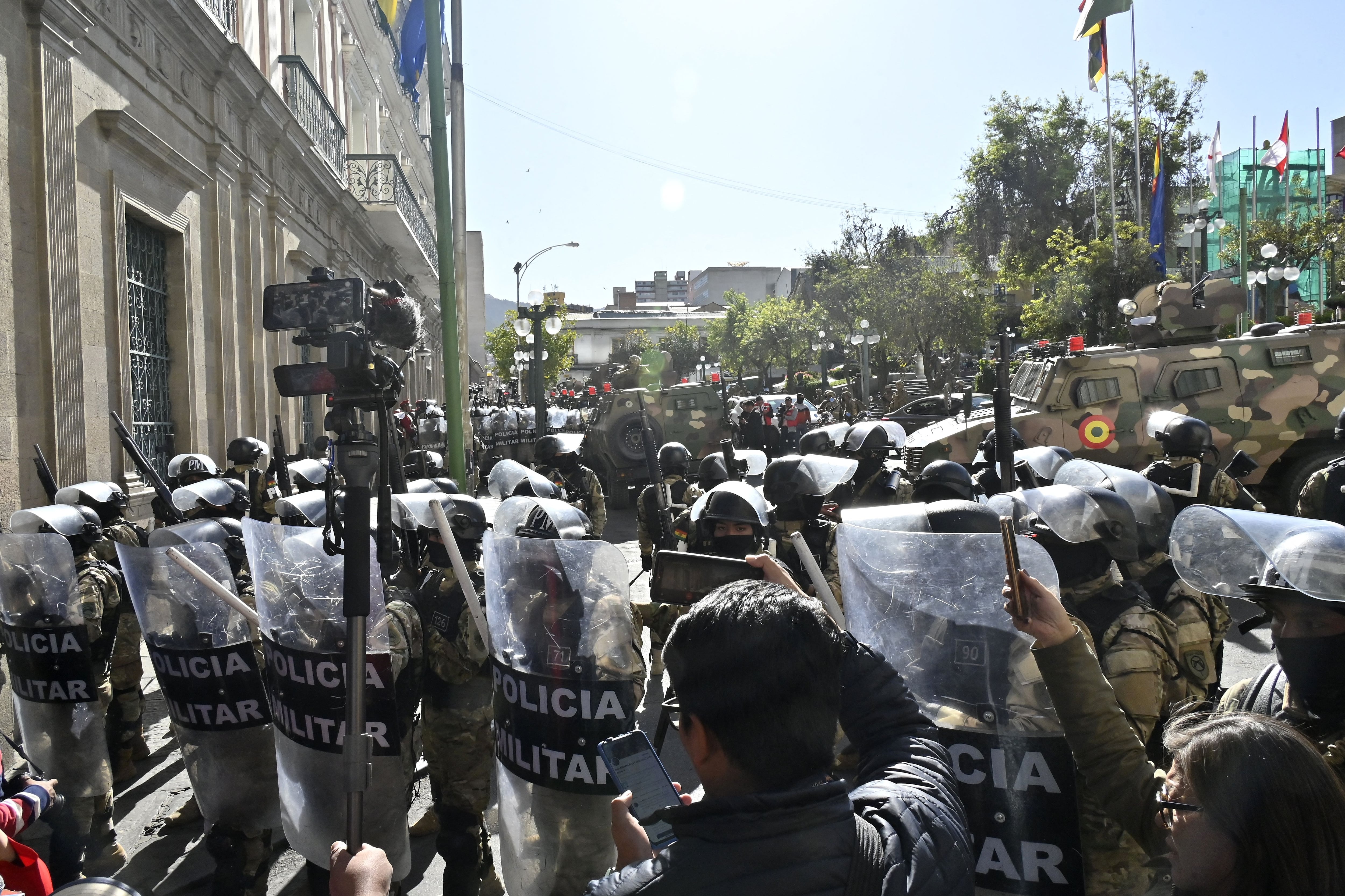 El presidente boliviano, Luis Arce, denunció este miércoles la reunión no autorizada de soldados y tanques frente a edificios gubernamentales en la capital, La Paz, diciendo 'democracia hay que respetarlo'.