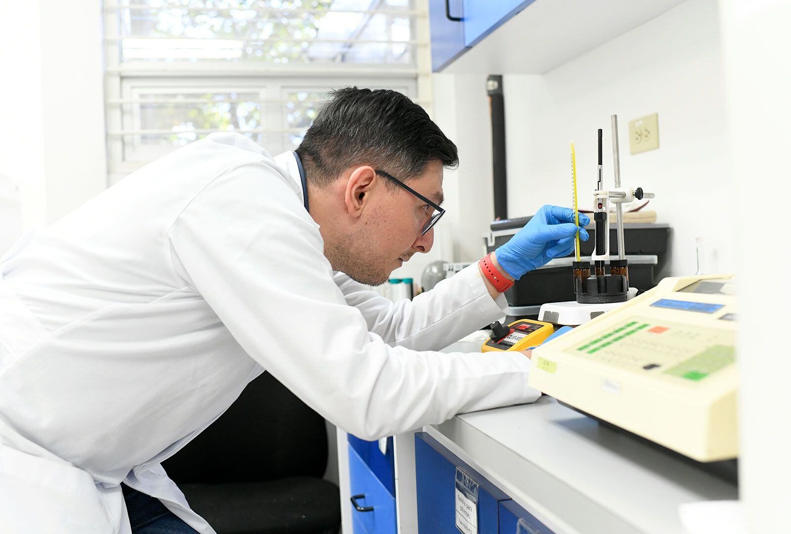 Cuatro laboratorios de la Universidad de Costa Rica hicieron los análisis que permitieron identificar el xileno en el agua. Entre ellos el Centro de Electroquímica y Energía Química (CELEQ). Fotografía: Laura Rodríguez / UCR
