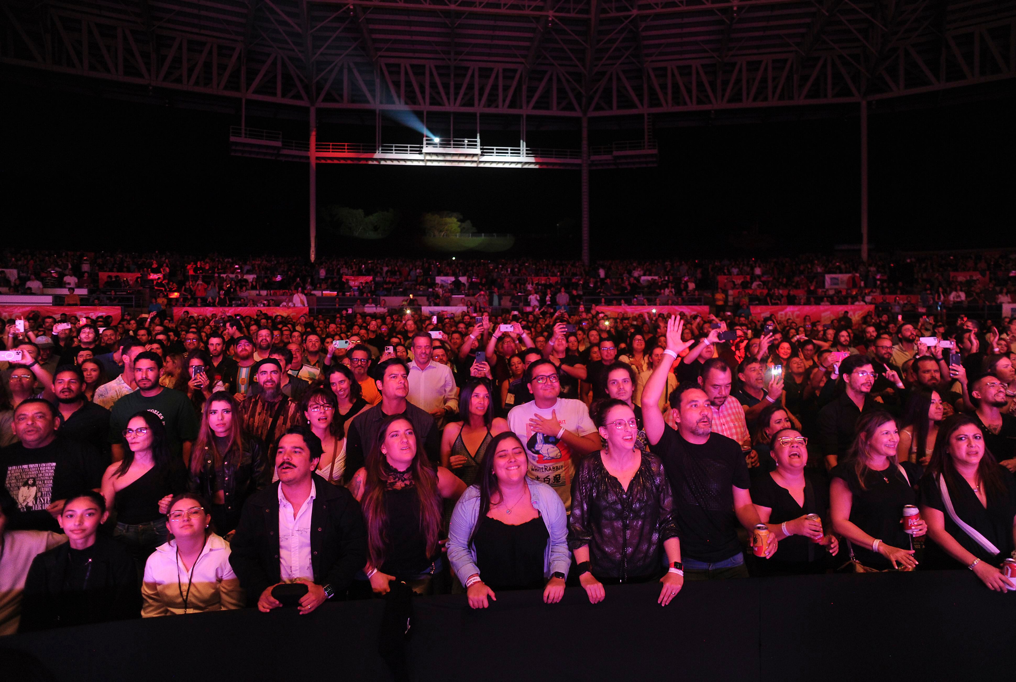 Más de 5.000 personas se reunieron en Parque Viva para cantar con Fito Páez en Costa Rica. La canción de 'El amor después del amor' estuvo en el repertorio. Foto: Jorge Navarro.