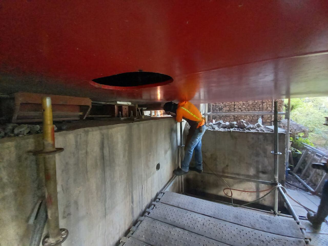 Uno de los trabajadores supervisa la colocación de las gatas hidráulicas en el puente de La Amistad.