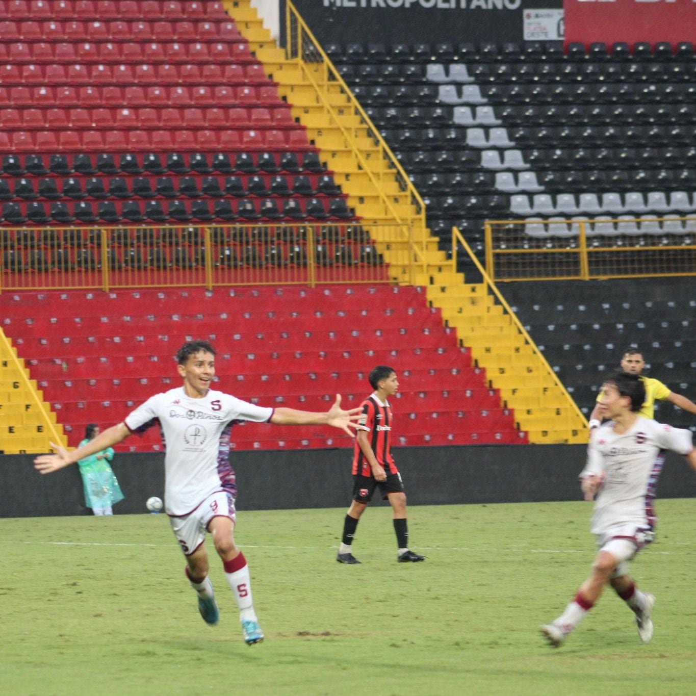 Mathew Rodríguez (9) festeja la anotación de Saprissa en el Estadio Alejandro Morera Soto.
