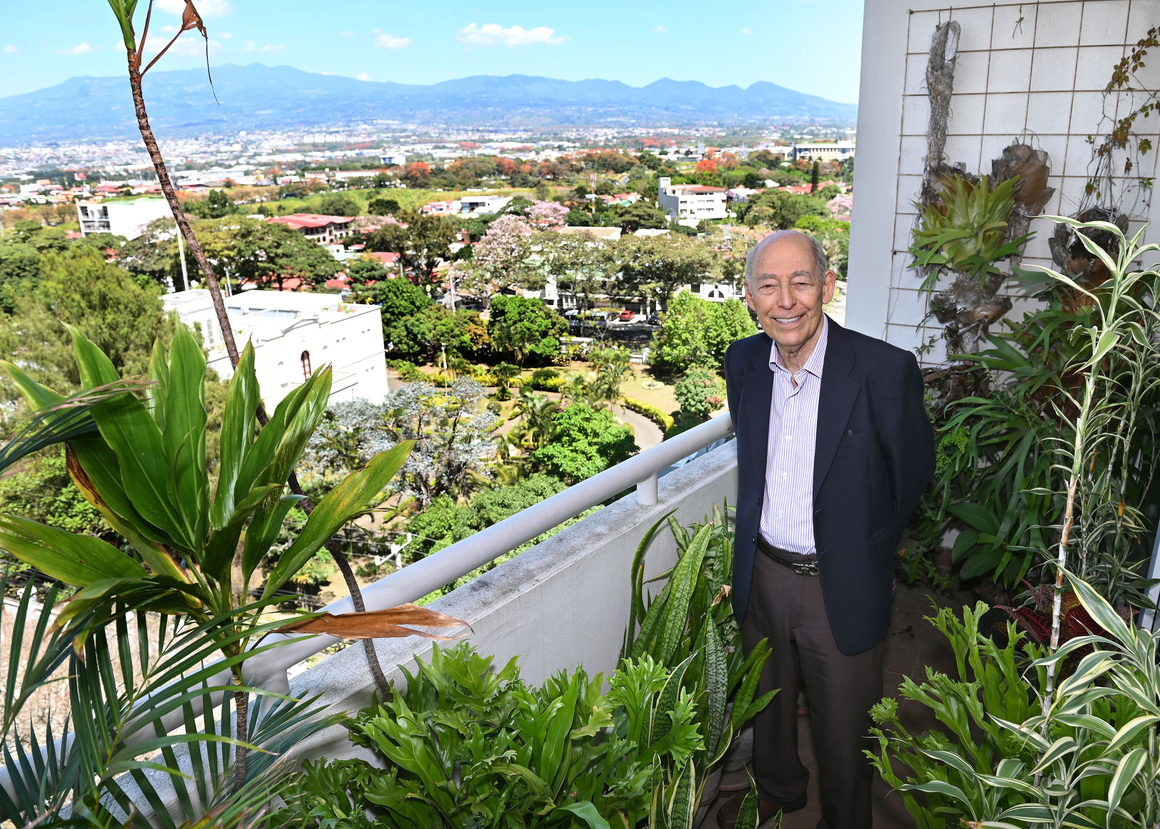 En su apartamento en el octavo piso en un edificio en Rohrmoser, Eduardo Lizano tiene un balcón repleto de plantas desde donde ve las Tres Marías. 