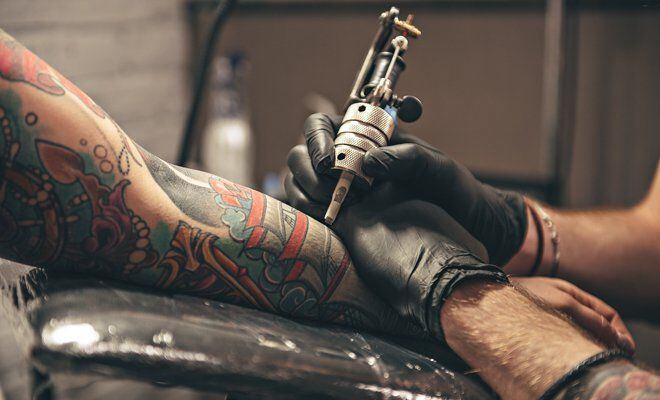 Un dermatólogo explica si los tatuajes tienen algún vínculo con el cáncer de piel.