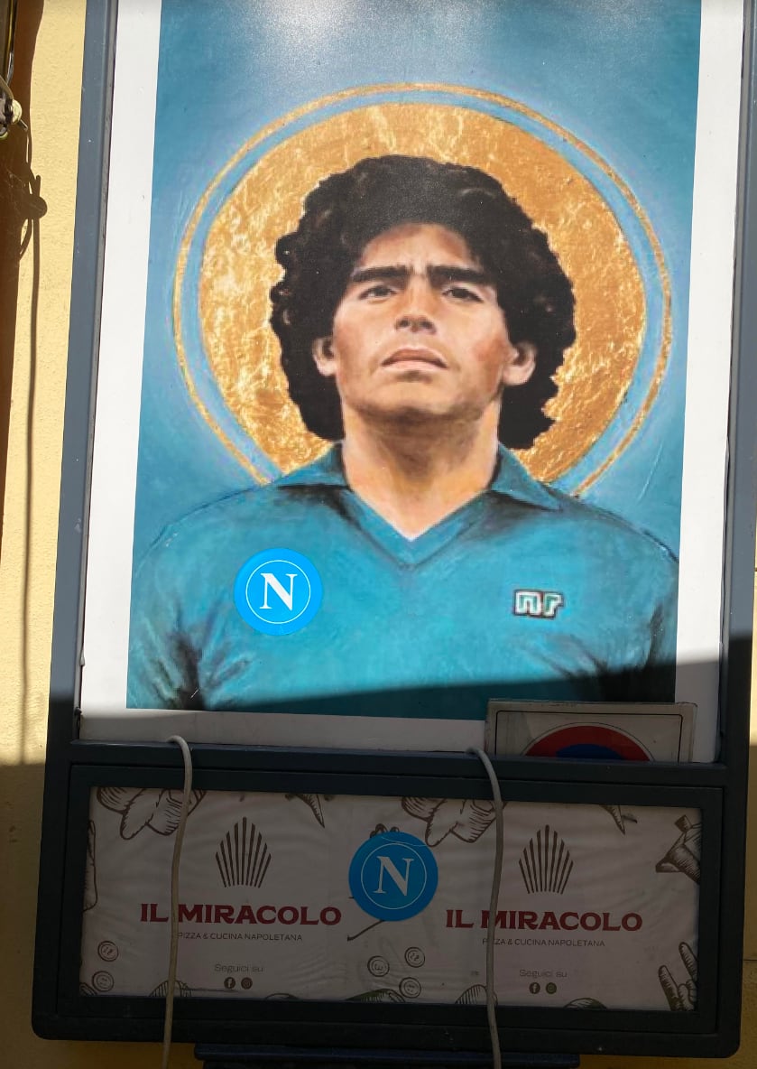La expresión “IL MIRACOLO”, referida al mismo tiempo a una marca de pizza y a Maradona, junto a la N del Nápoles. Foto: Rafael Á. Herra.