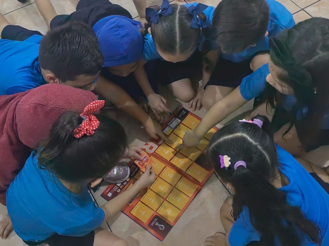 Alumnos de materno de Escuela Rafael Moya y el álbum Panini Qatar 2022. (Se protegen sus identidades por ser menores de edad)