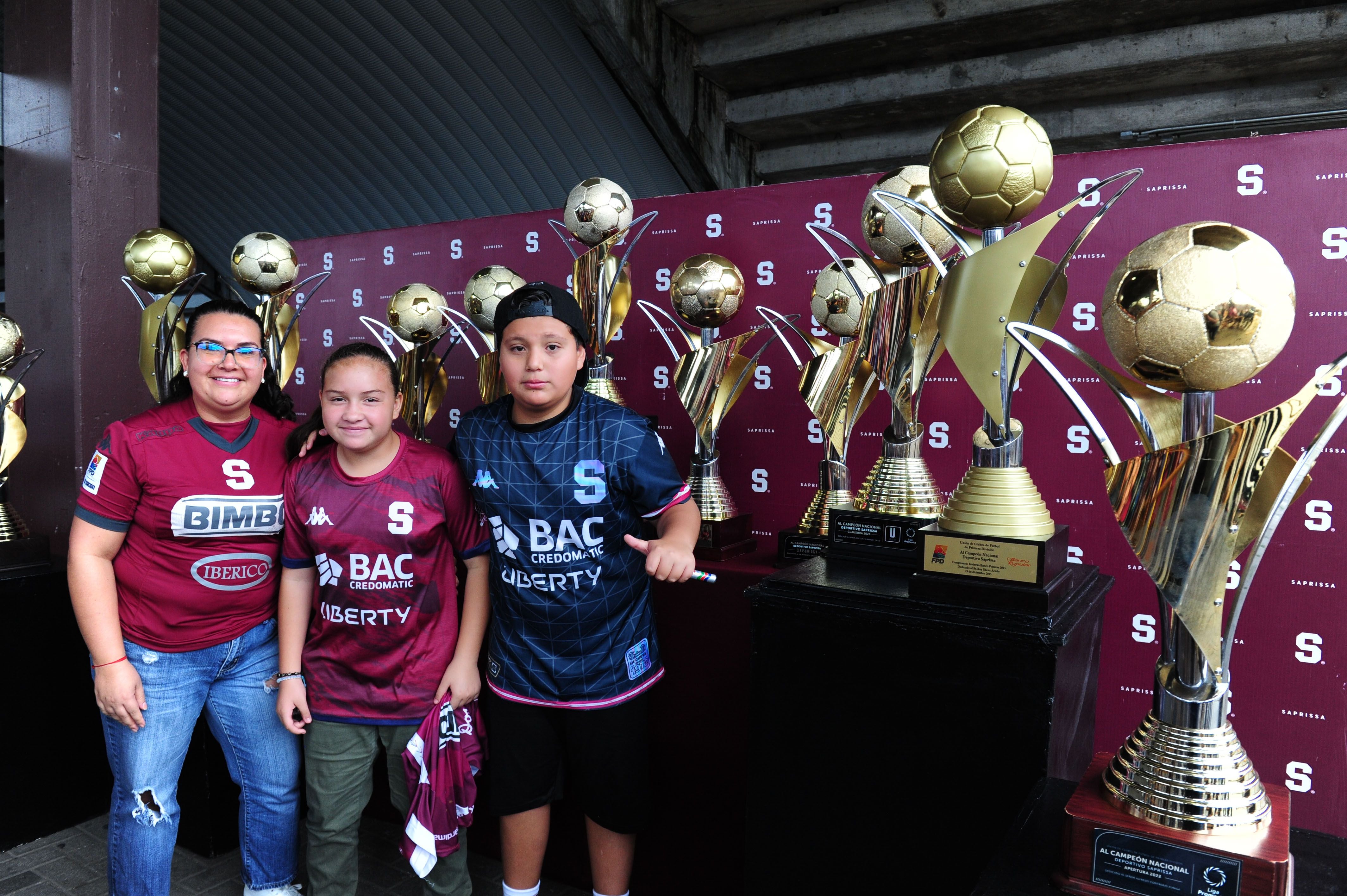 Muchos aficionados del Deportivo Saprissa, aprovecharon la actividad para sacarse la foto con los trofeos del tetracampeonato morado.