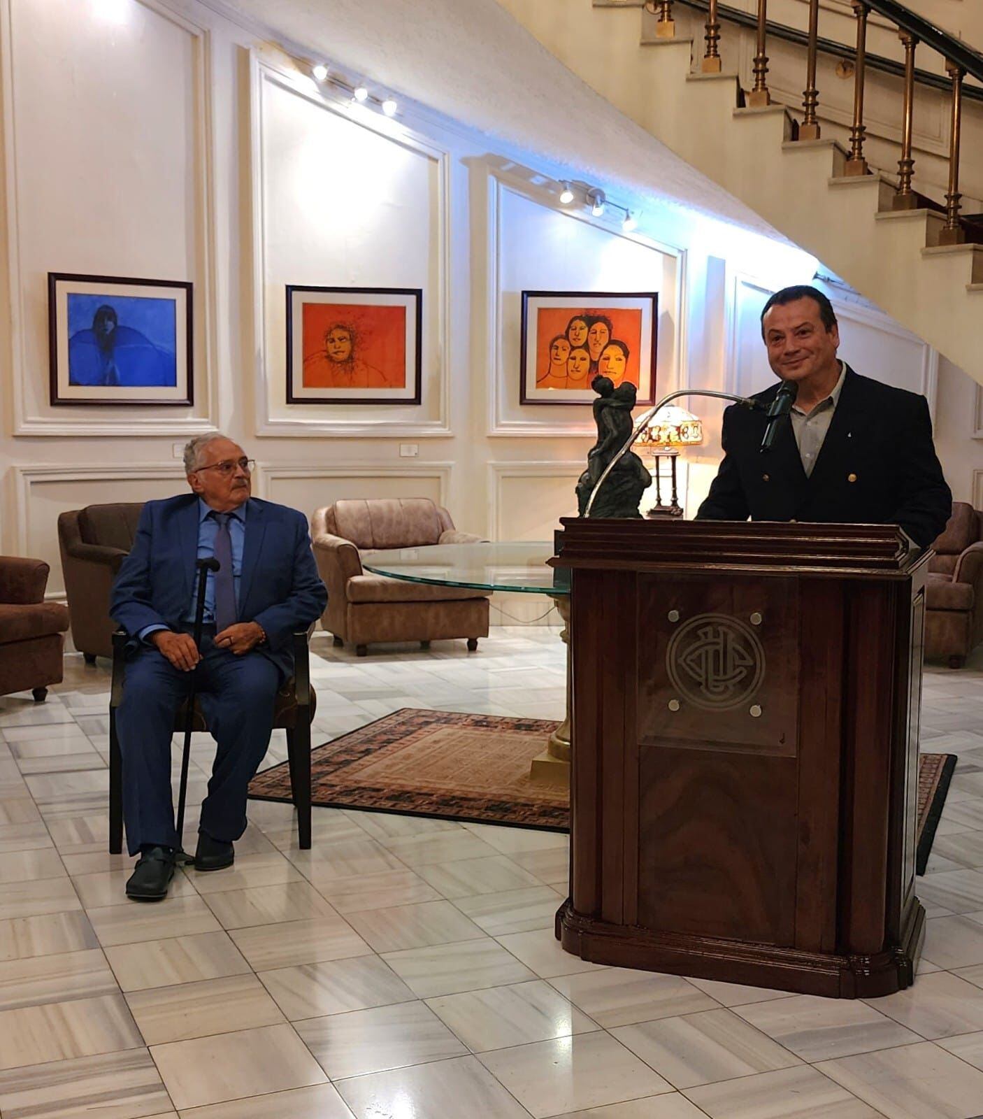 Carlos Rivera Fernández,  gerente general del Club Unión, y Fernando Carballo, sentado, en la inauguración de la exposición del artista. 