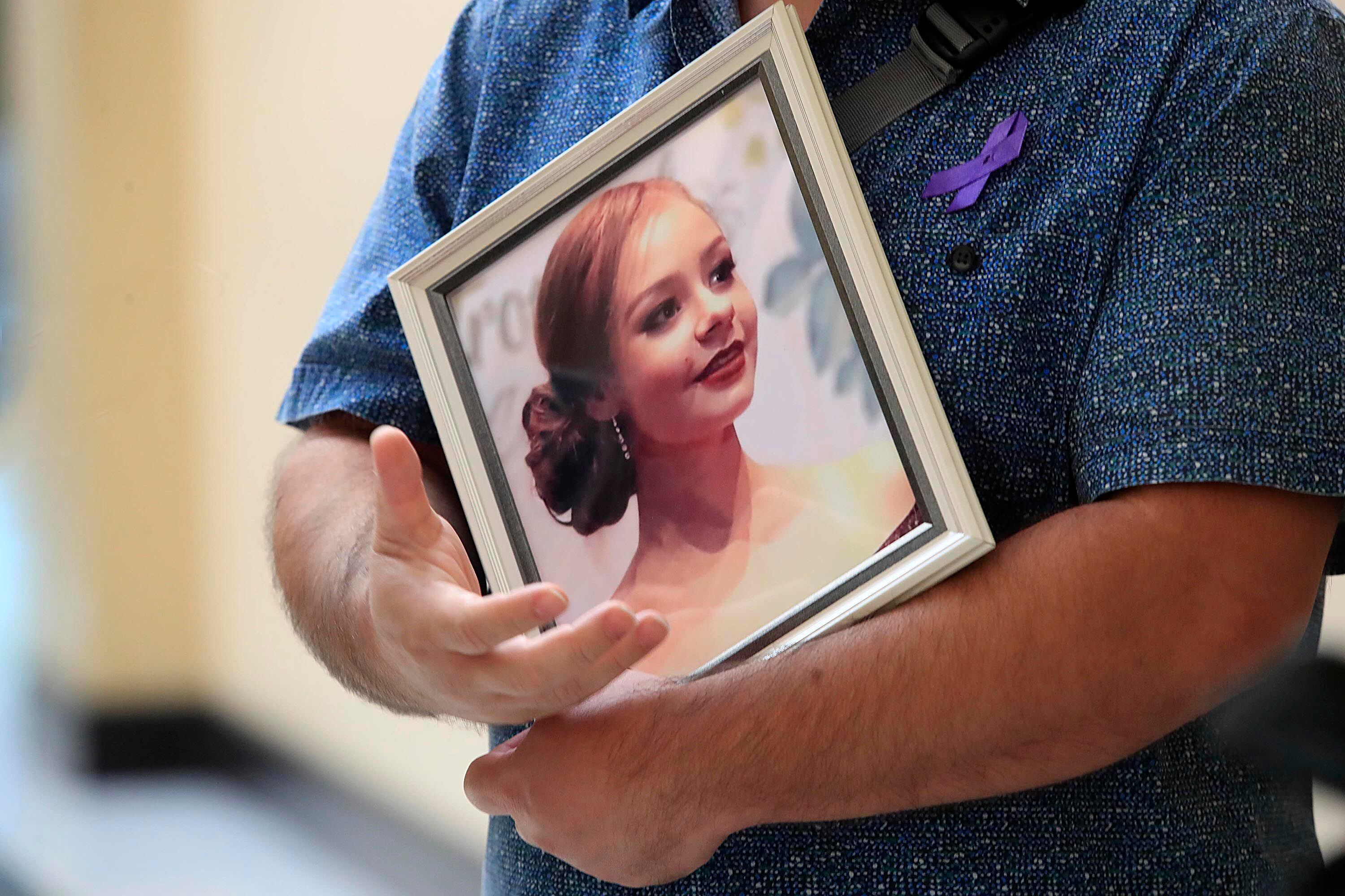 Jimmy Ballestero, tío de Kassandra, sostenía una fotografía con su rostro el día del arranque del juicio en marzo pasado. 