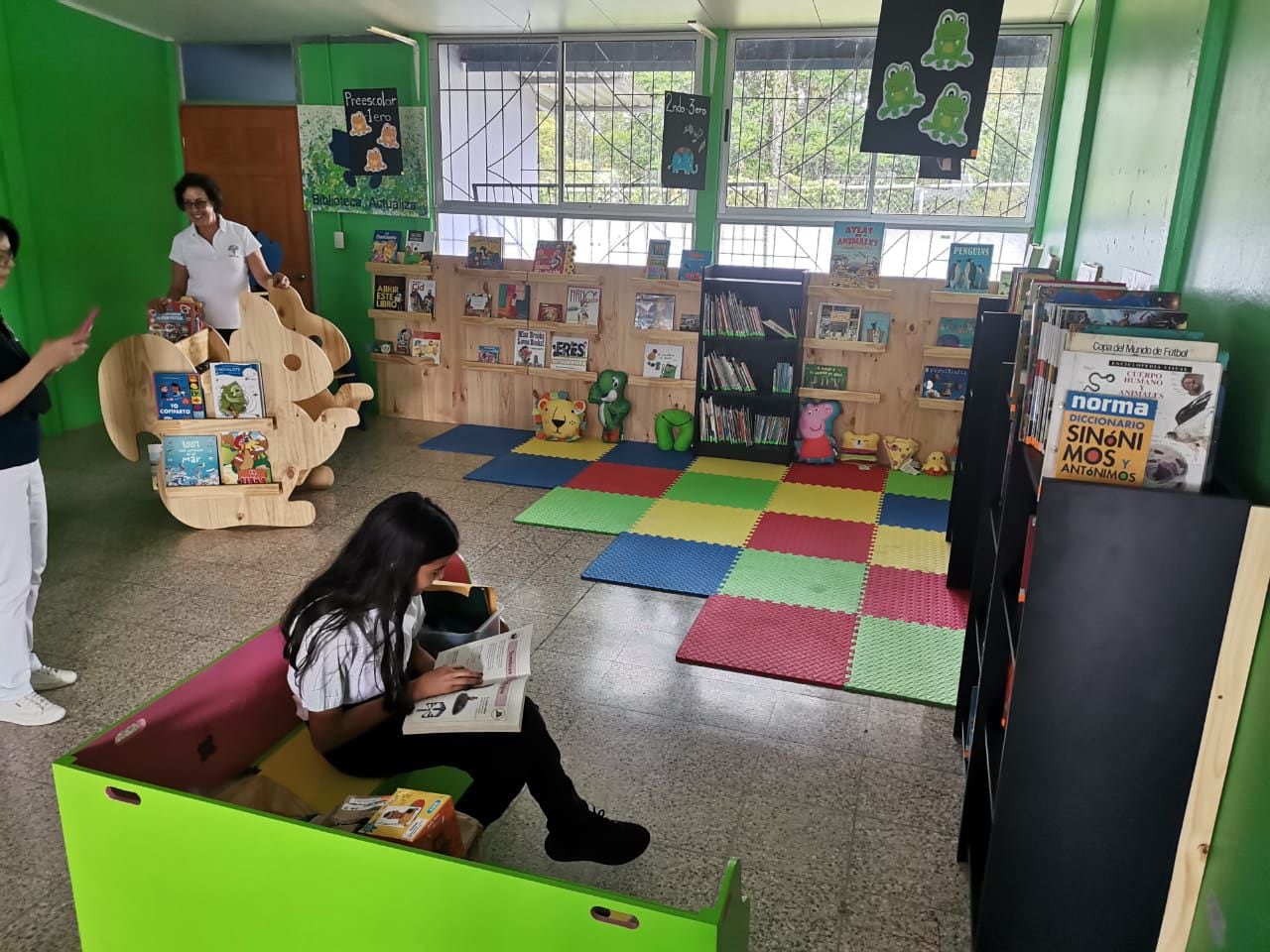 Dariana Paola Garita Salas fue una de las primeras en usar la Biblioteca Actualiza en la Escuela La Cabanga, cuando Alda Cañas y Victoria Coronado la entregaron en mayo.