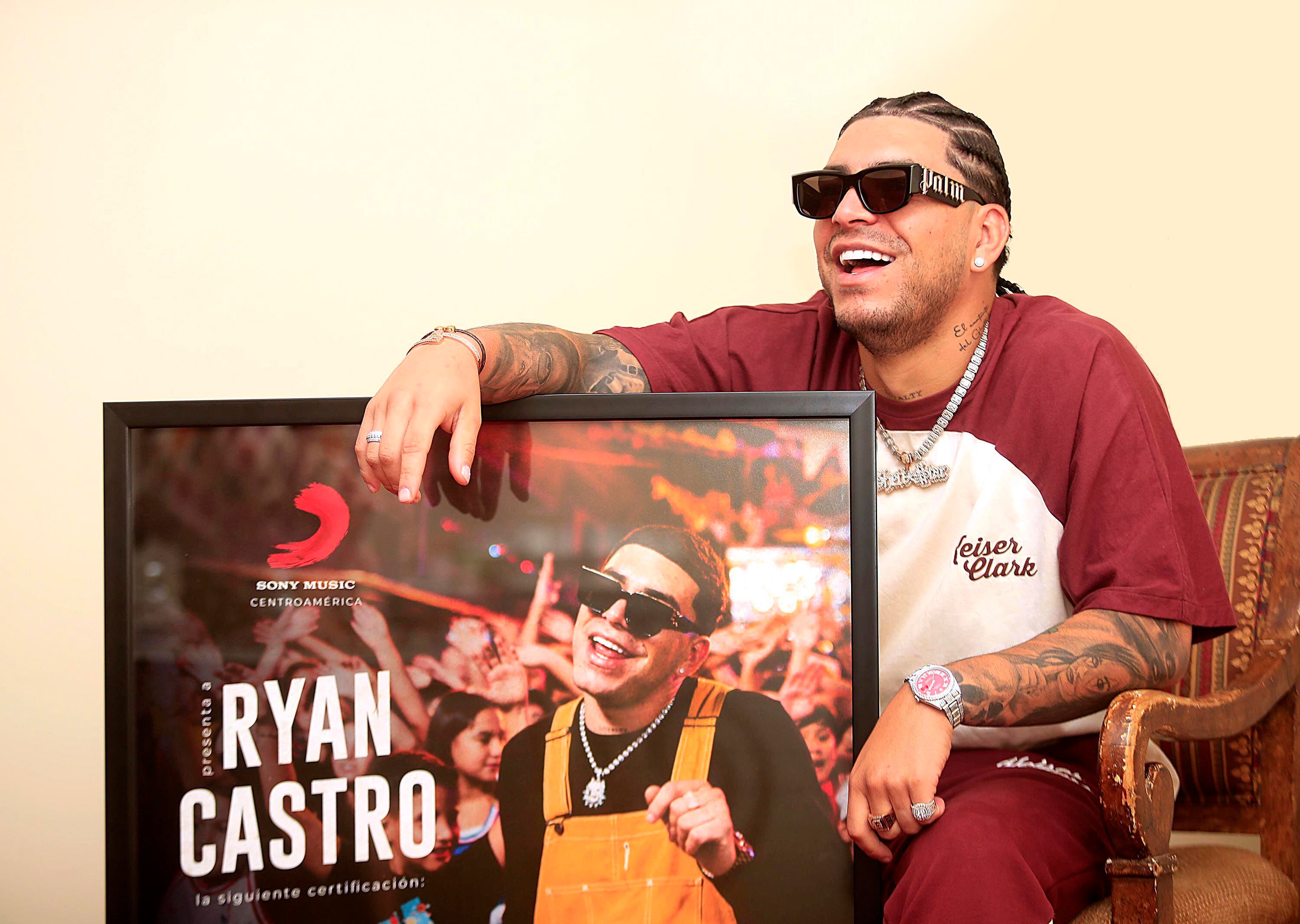 En su primera visita a Costa Rica, el colombiano Ryan Castro recibió un disco de platino por el éxito de su canción 'Mujeriego'.