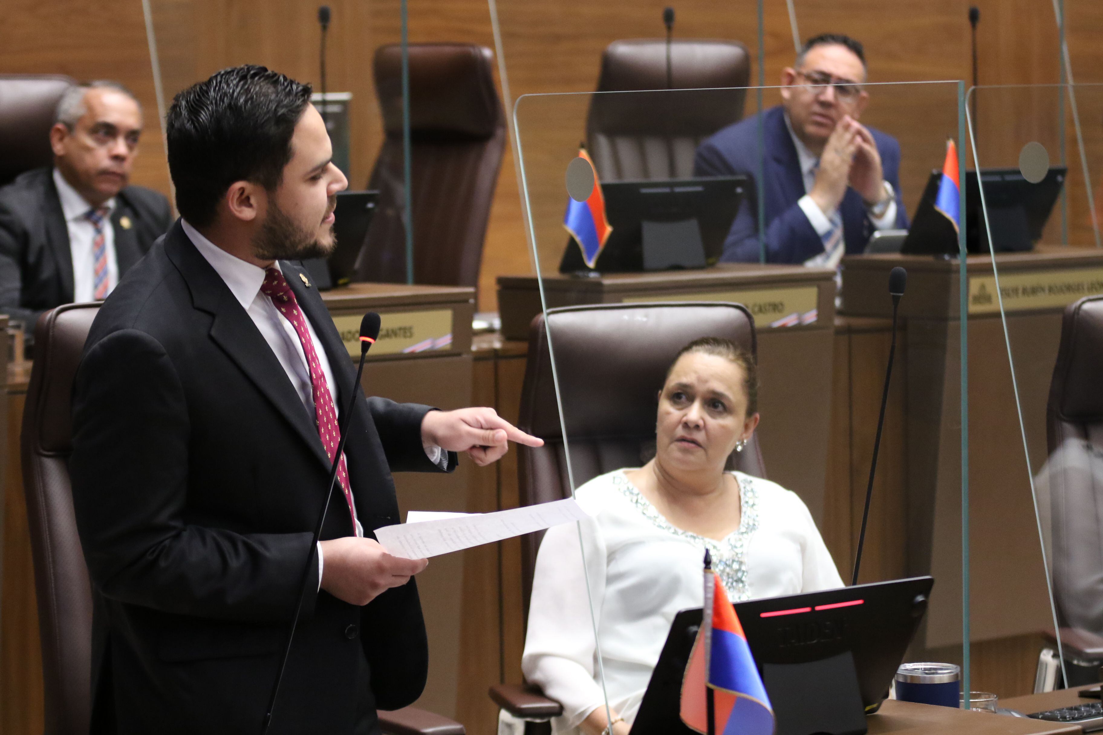 Los diputados Carlos Felipe García (de pie) y Vanessa Castro todavía no deciden si votarán por Horacio Alvarado para la presidencia legislativa . Foto: PUSC.