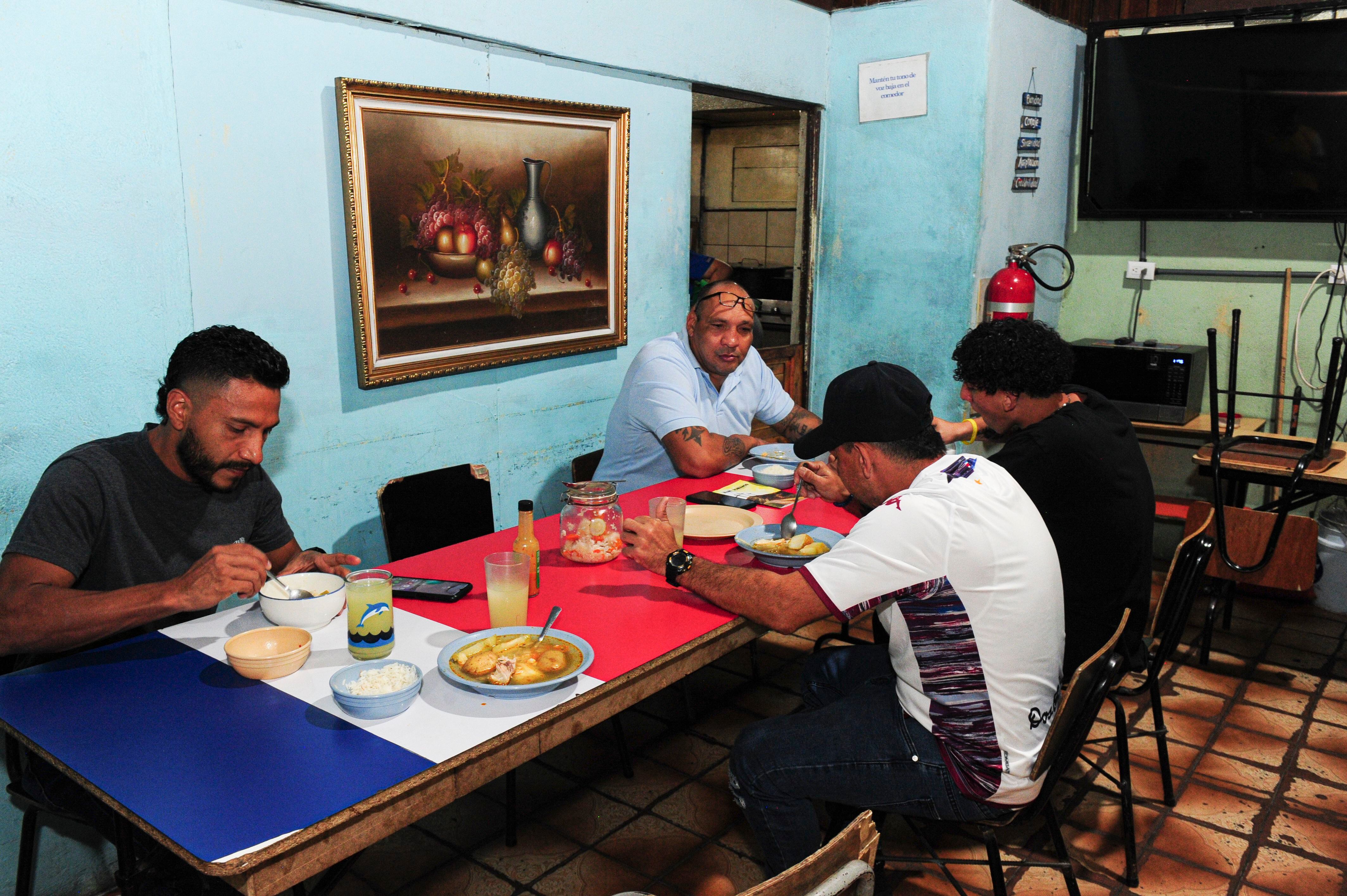 En Casa Maná, las personas que pasan por el proceso de rehabilitación comparten los tiempos de comida en el pequeño comedor del lugar. 