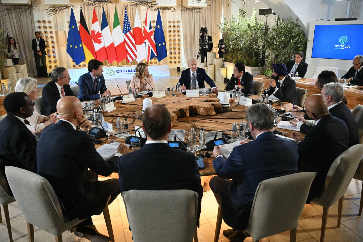 El presidente estadounidense Joe Biden (centro), el primer ministro italiano Giorgia Meloni, el primer ministro canadiense Justin Trudeau y el primer ministro japonés Fumio Kishida asisten al evento de la Asociación para la Infraestructura y la Inversión Global durante la Cumbre del G7.