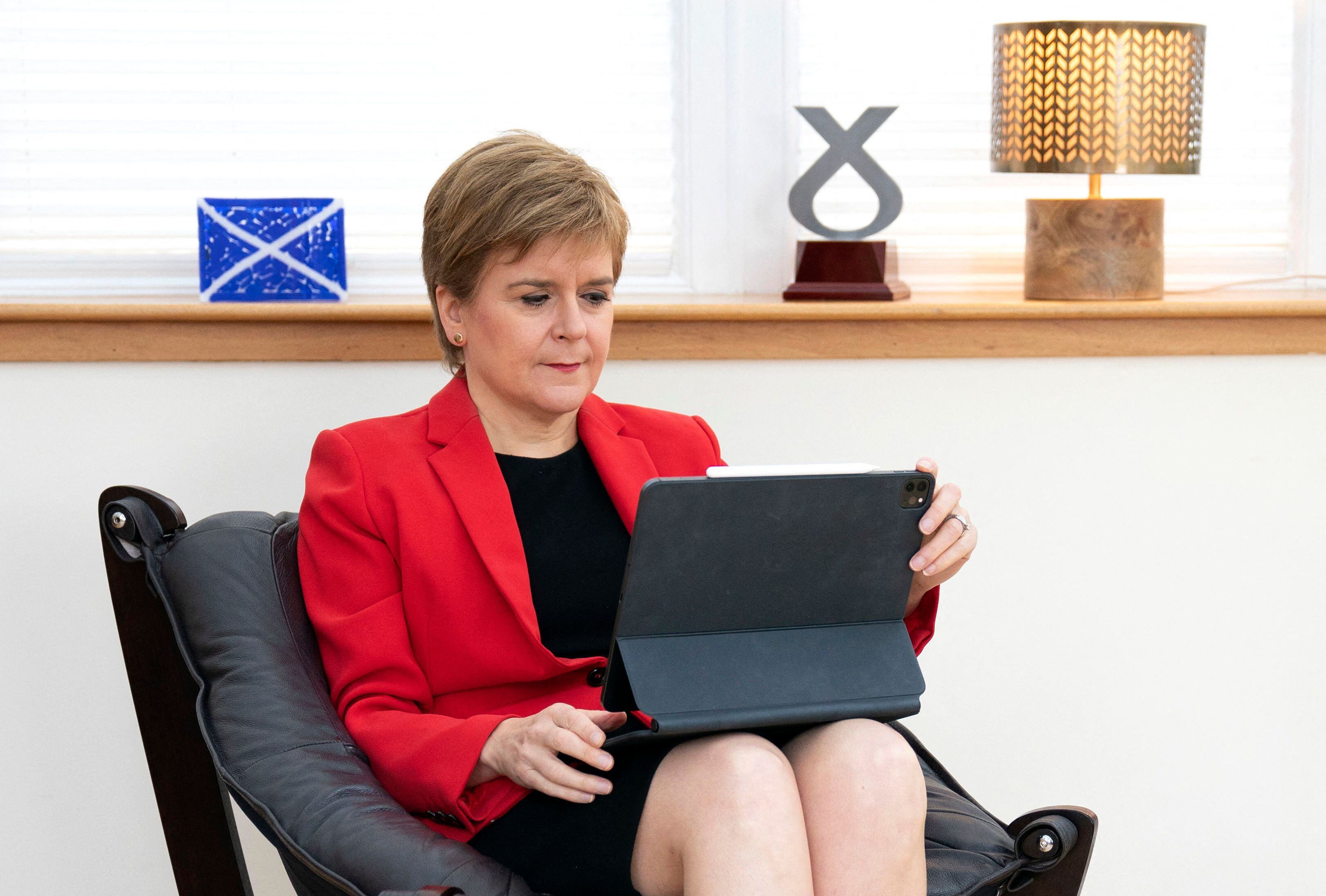 Sturgeon se convirtió en líder del Partido Nacional Escocés (SNP) y del gobierno autónomo de Escocia tras la dimisión de su predecesor y mentor Alex Salmond en 2014,