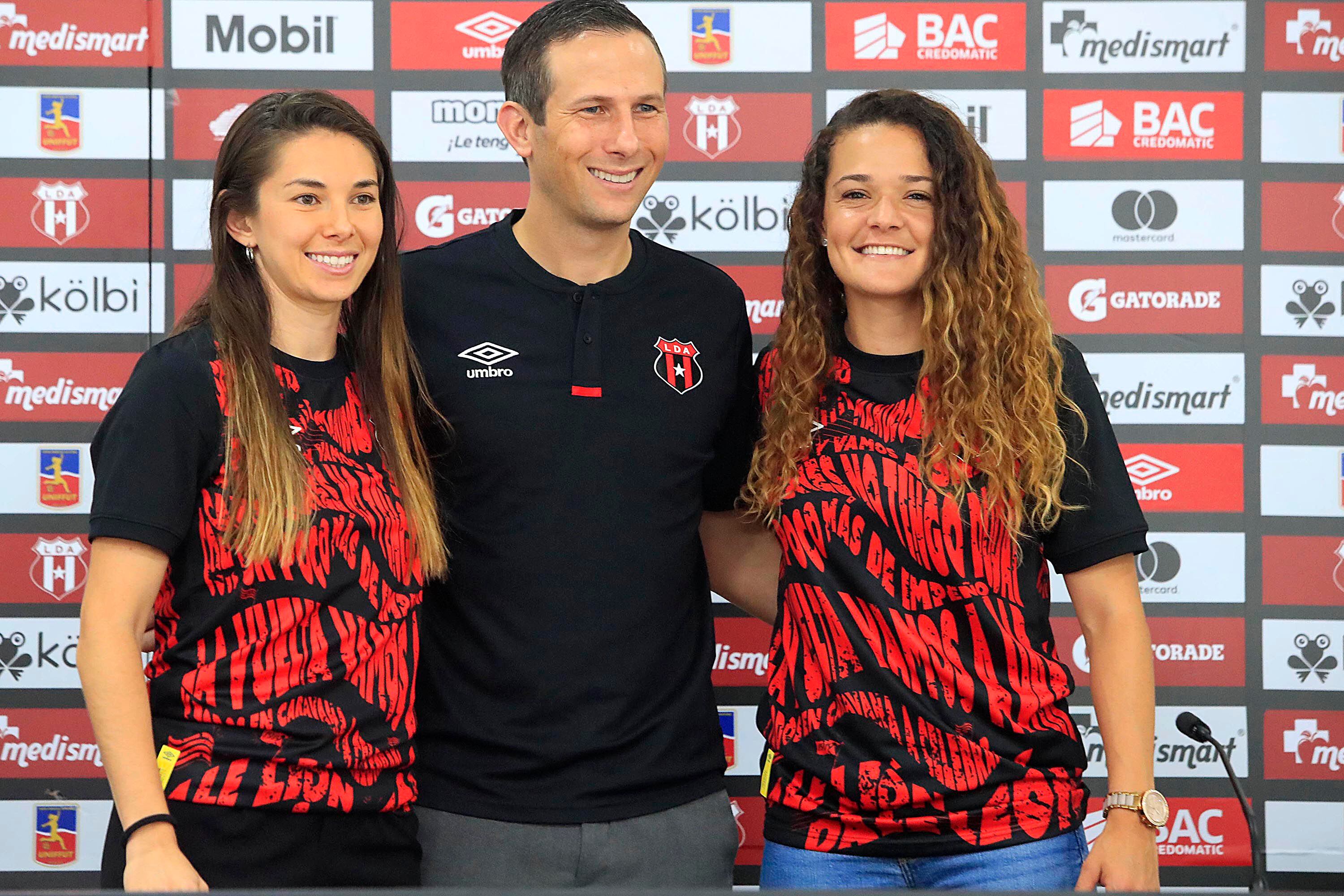 León Weinstok presentó a Katherine Arroyo y a Emelie Valenciano como las nuevas jugadoras de Alajuelense.