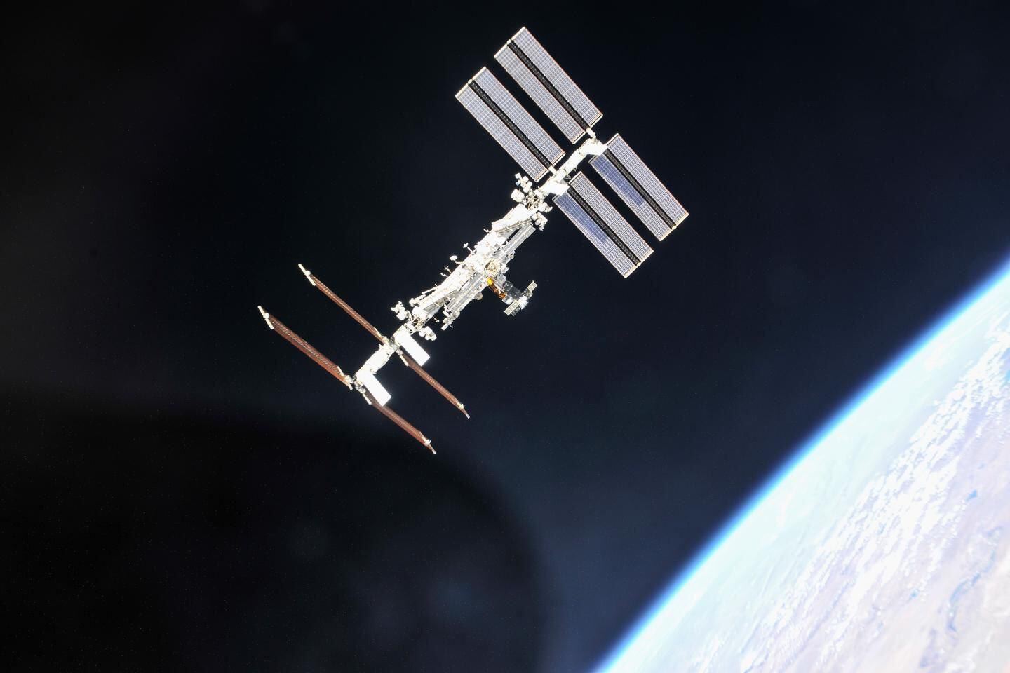 NASA detectó 180 fragmentos de basura espacial cerca de la ISS, provenientes del satélite ruso RESURS-P1.