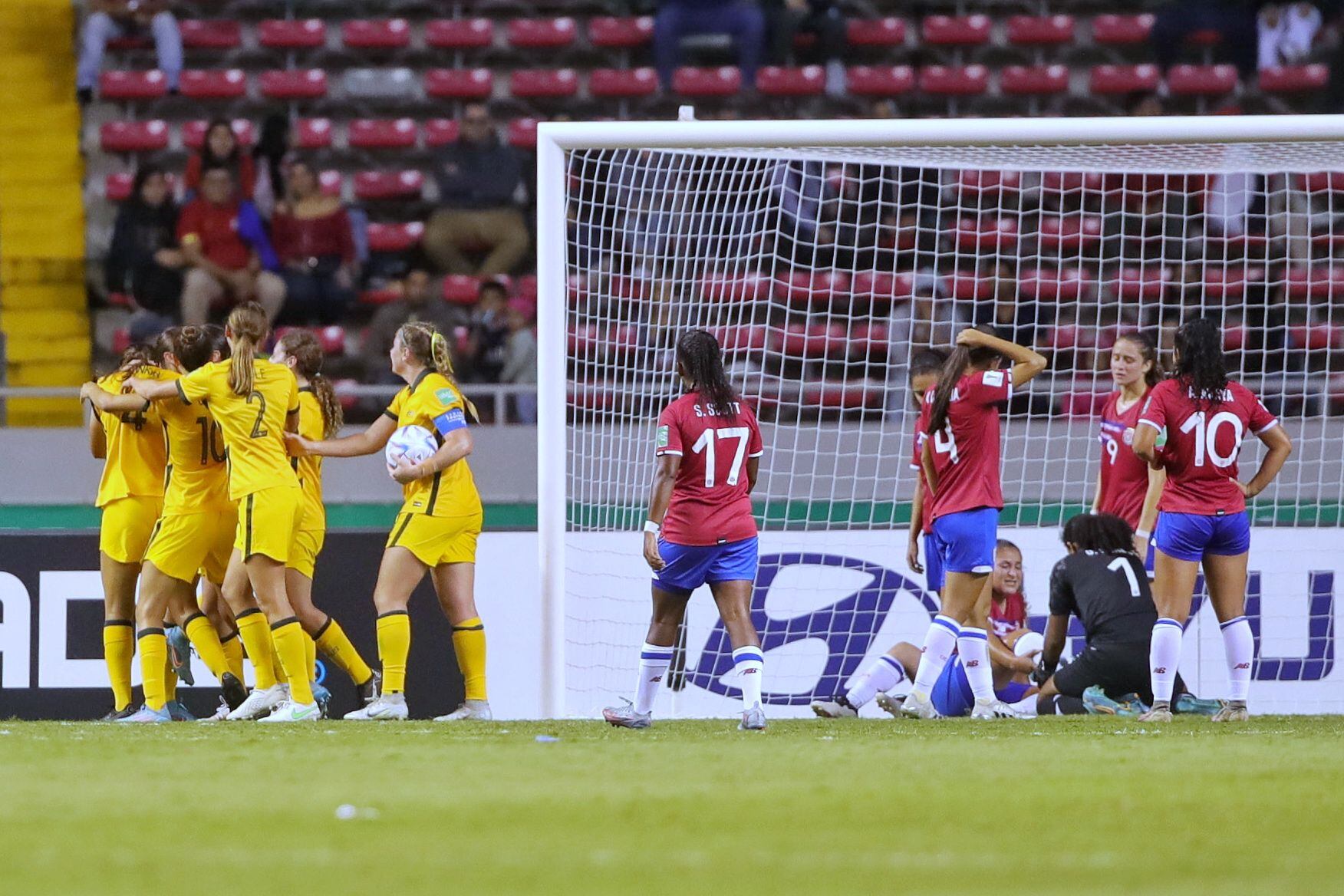 Keylin Gómez (4) se lleva las manos a la cabeza. La nacional fue una de las integrantes de la Selección Femenina Sub-20 más afectadas con la derrota ante Australia.