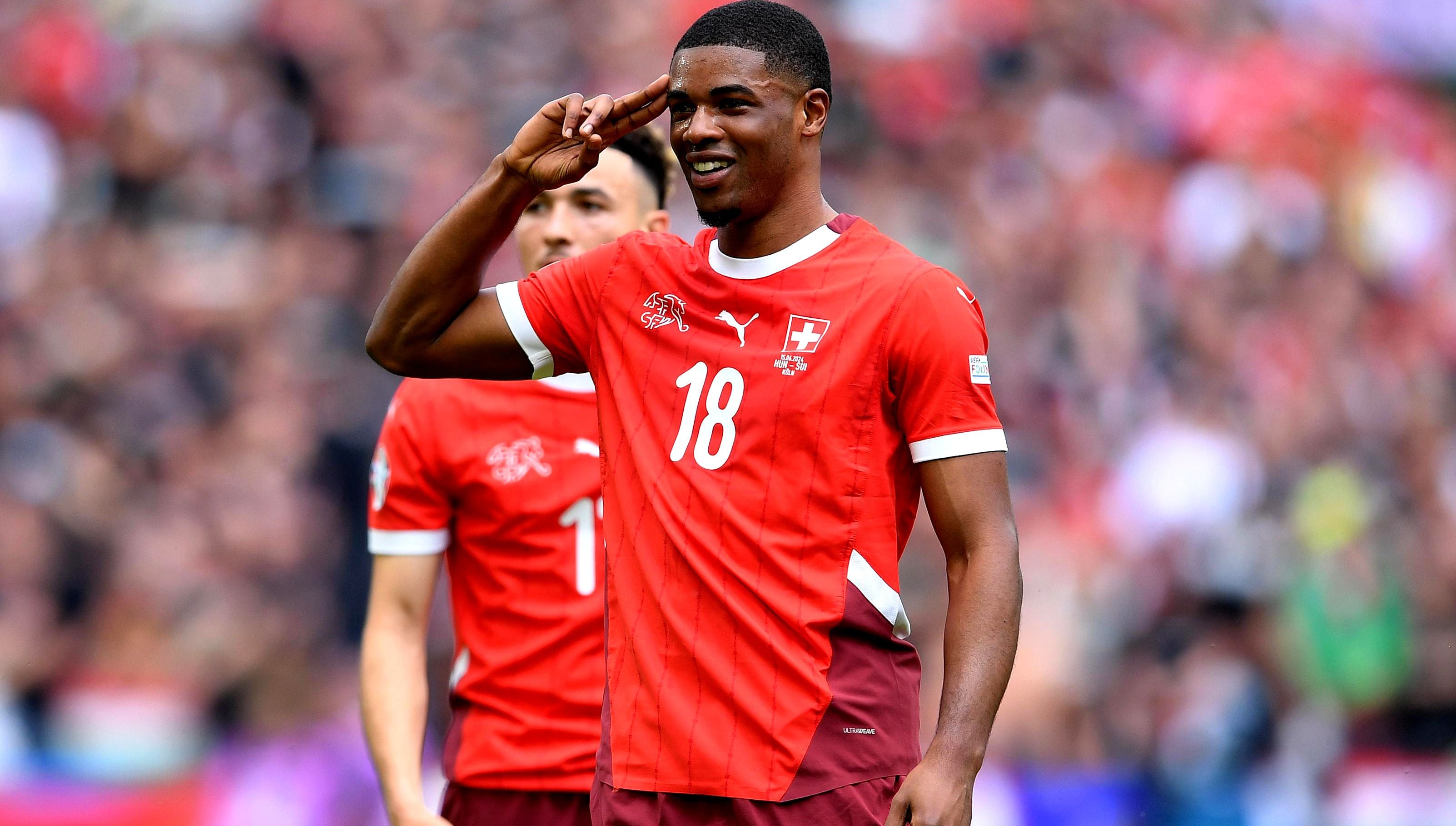 Kwadwo Duah, delantero de 27 años, abrió el marcador para Suiza a los 12 minutos del partido.  (Foto: X de Uefa.com en español).