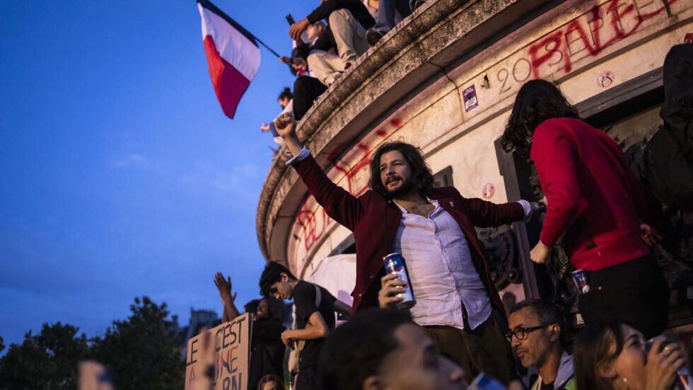 Francia busca cómo salir del limbo político tras derrotar a extrema derecha