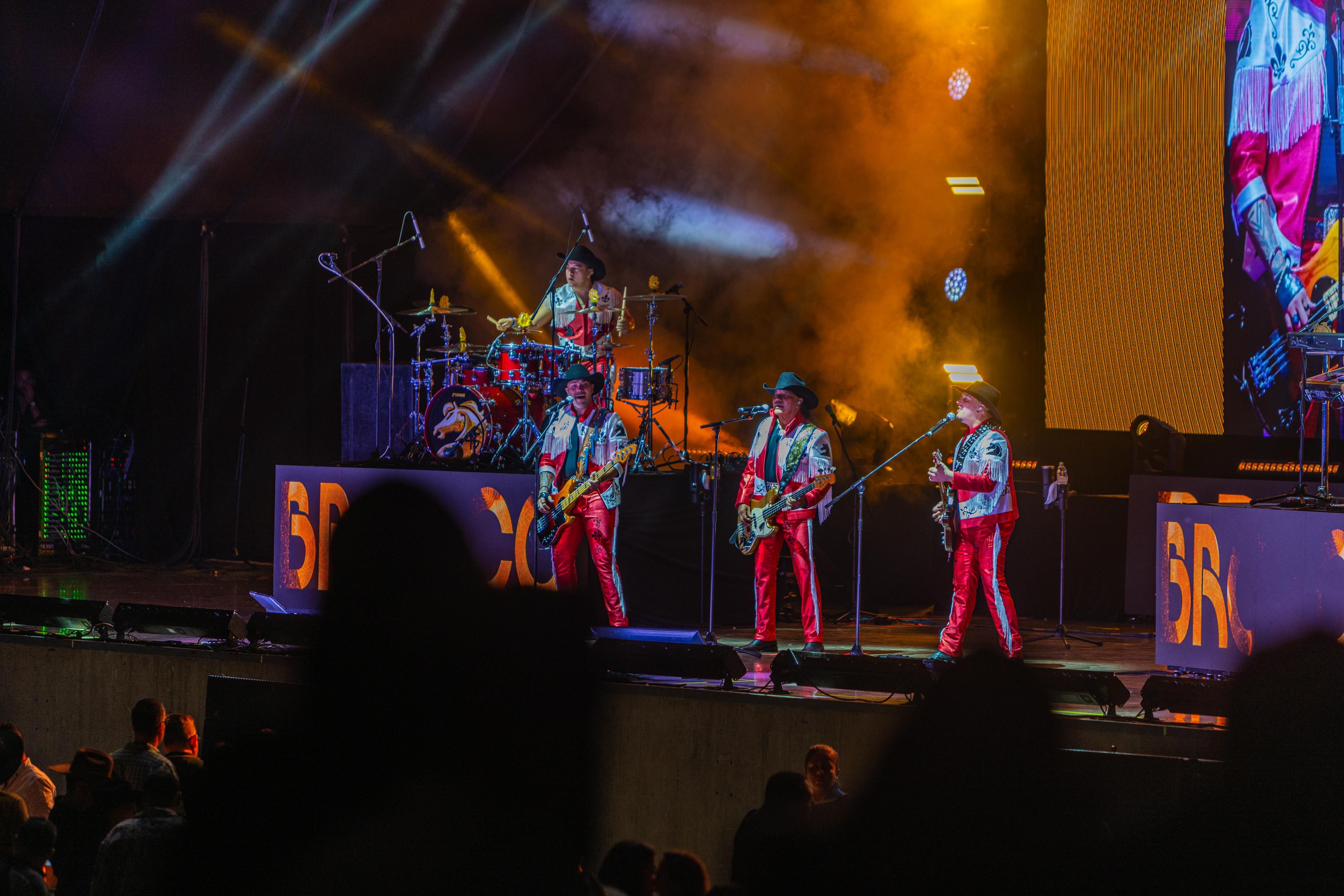 Con una carrera que abarca más de cuatro décadas, Bronco se ha consolidado como uno de los grupos más emblemáticos de la música regional mexicana.